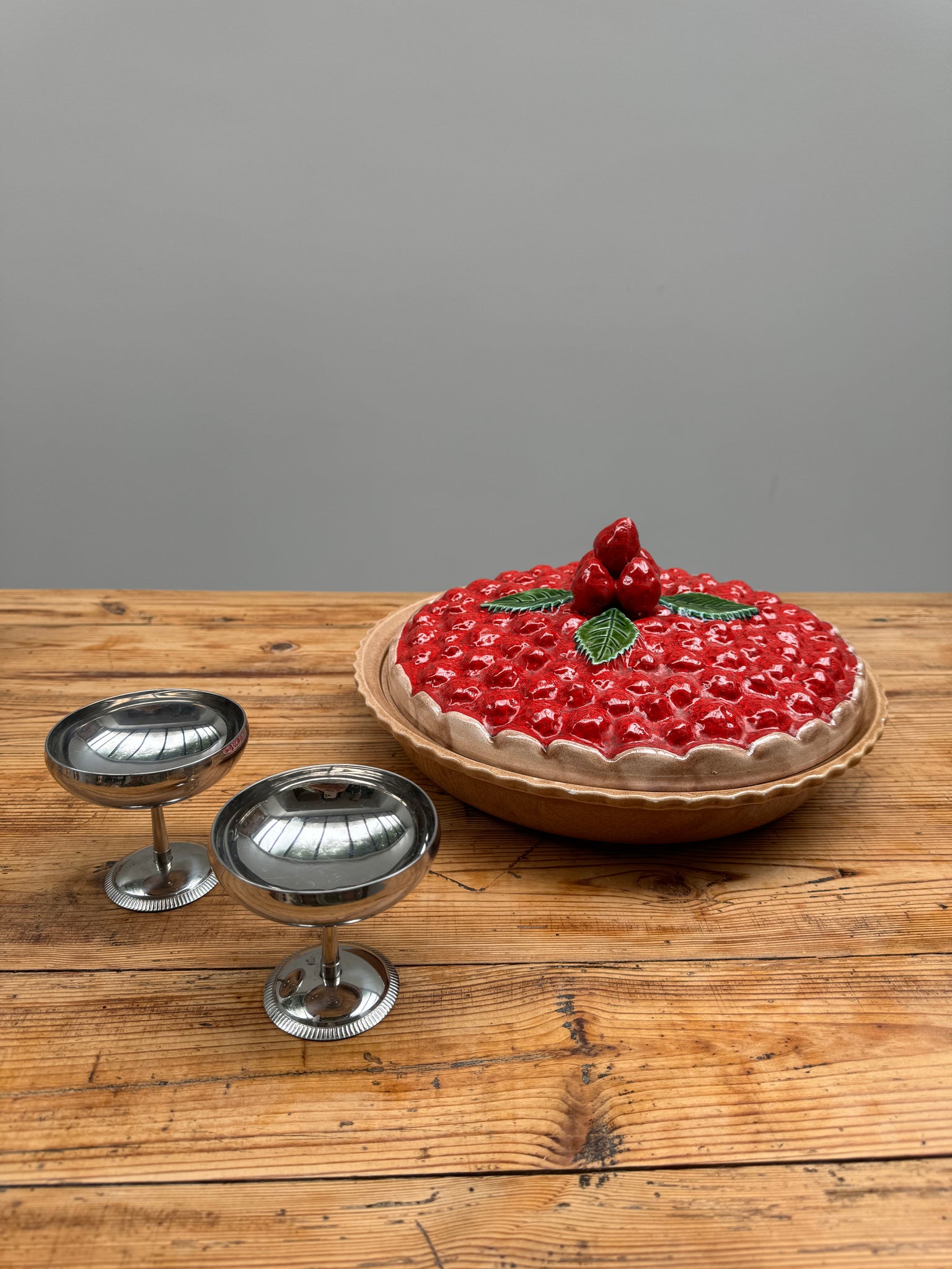 Un plat à tarte aux fraises en trompe l'œil