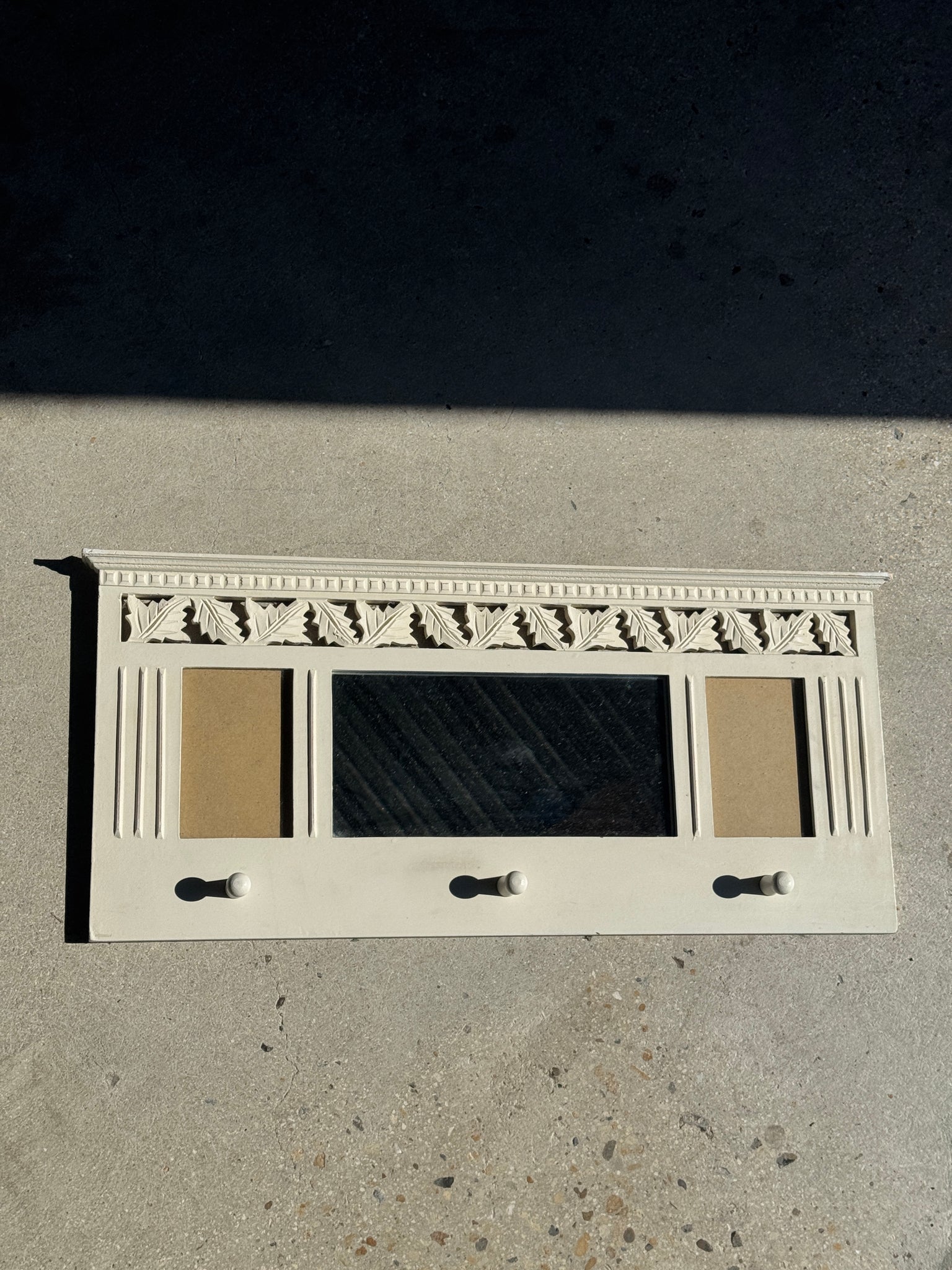 Patère miroir blanche avec petit miroir et cadres photo 67x32