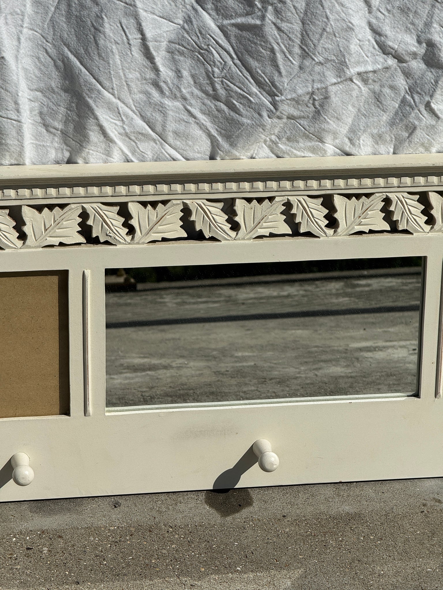 Patère miroir blanche avec petit miroir et cadres photo 67x32