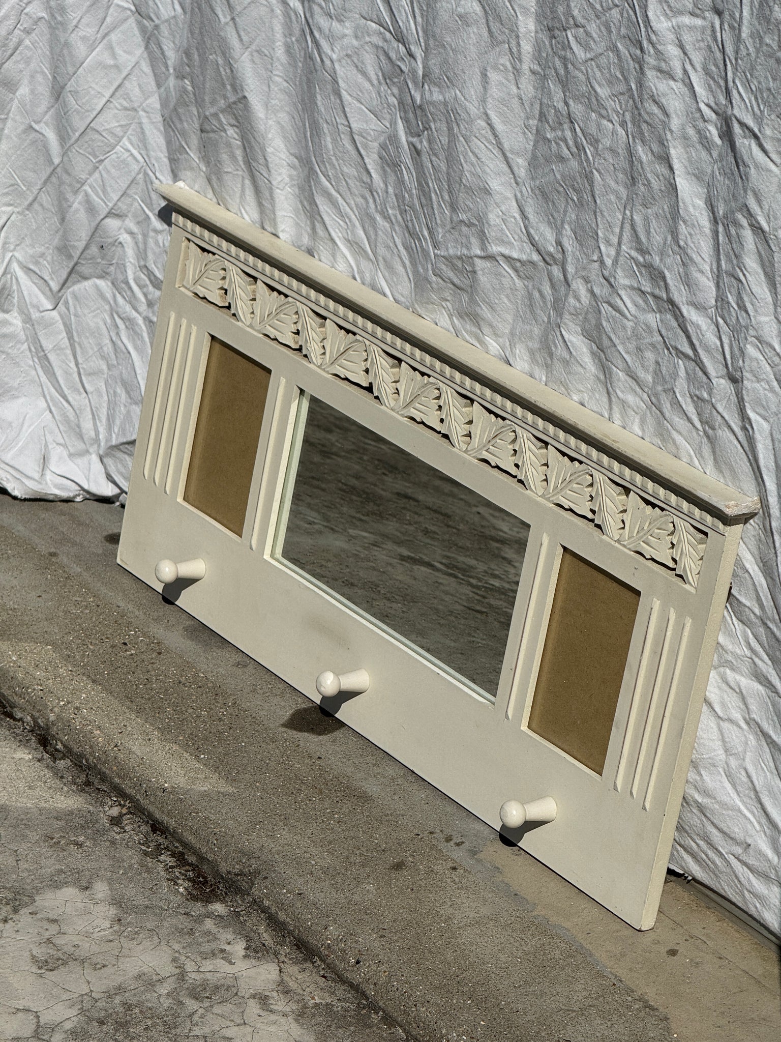 Patère miroir blanche avec petit miroir et cadres photo 67x32