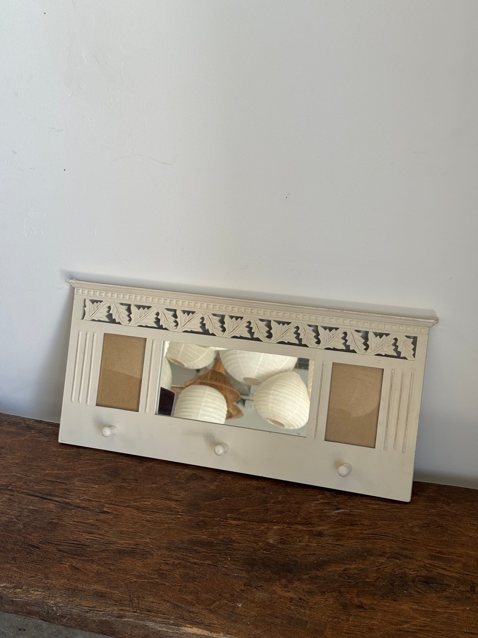 Patère miroir blanche avec petit miroir et cadres photo 67x32