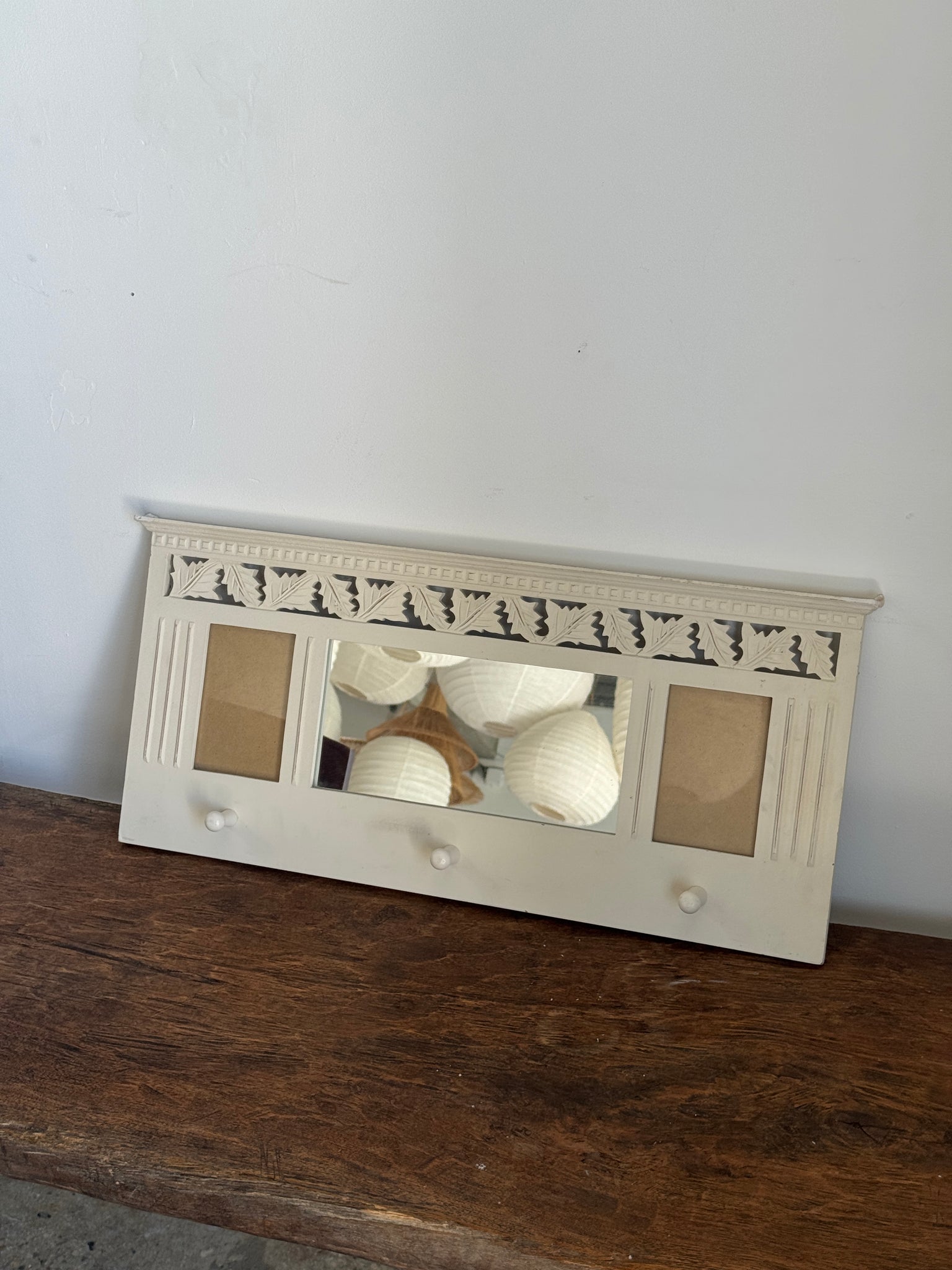 Patère miroir blanche avec petit miroir et cadres photo 67x32