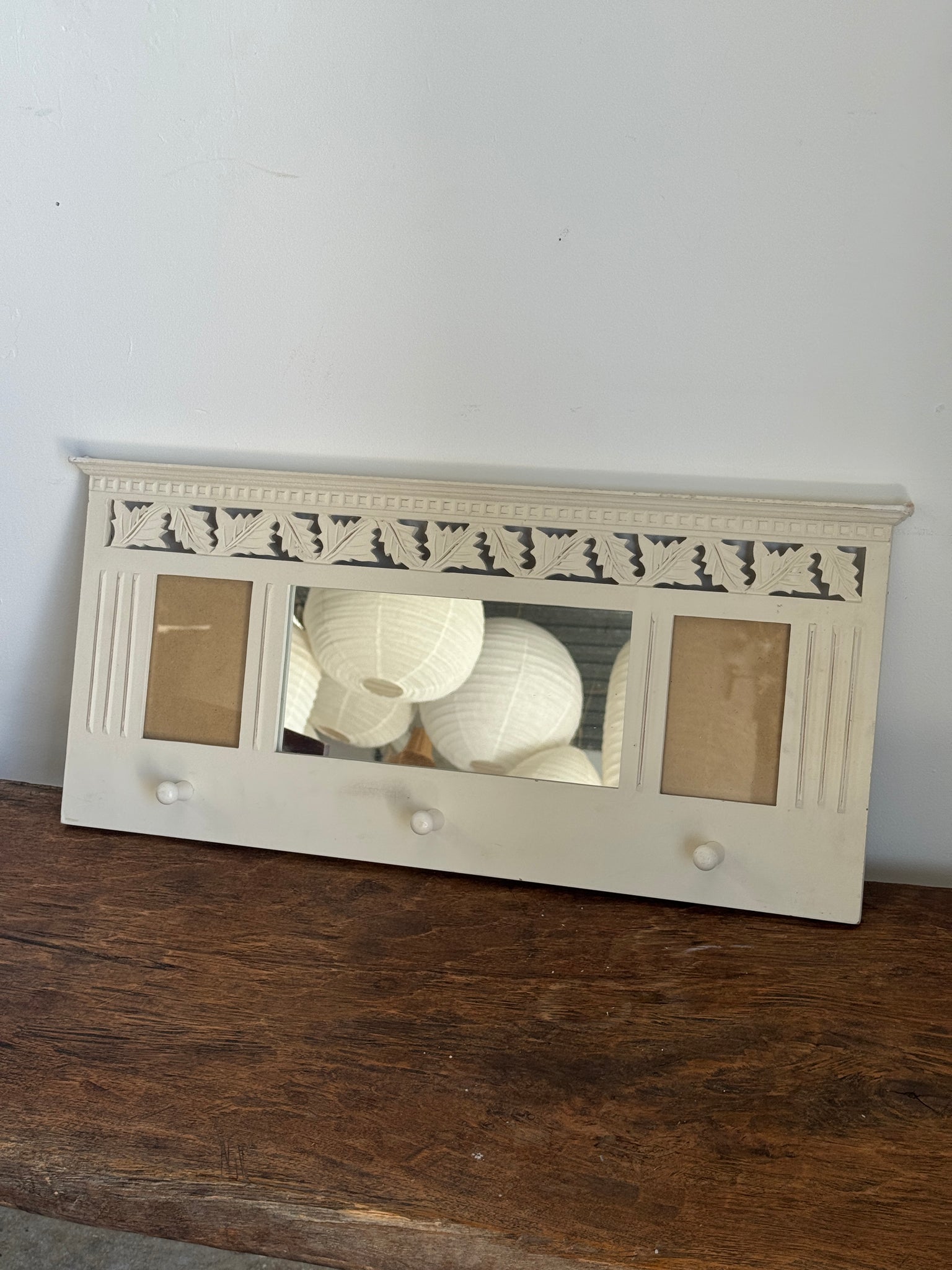 Patère miroir blanche avec petit miroir et cadres photo 67x32