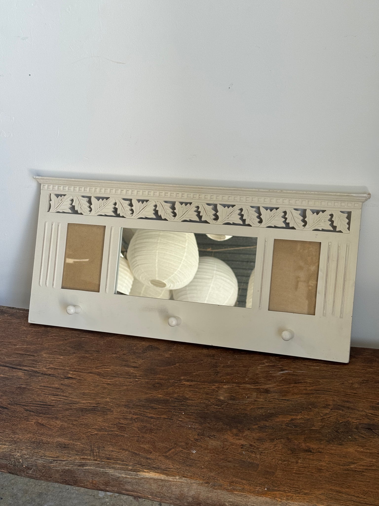 Patère miroir blanche avec petit miroir et cadres photo 67x32