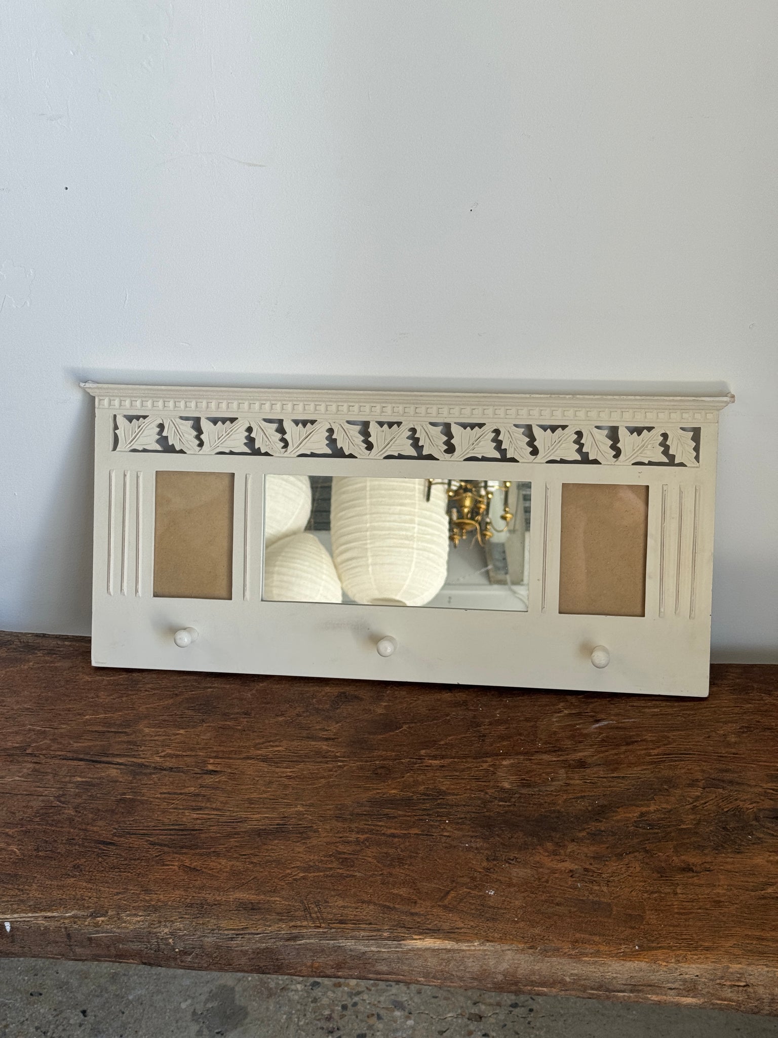 Patère miroir blanche avec petit miroir et cadres photo 67x32