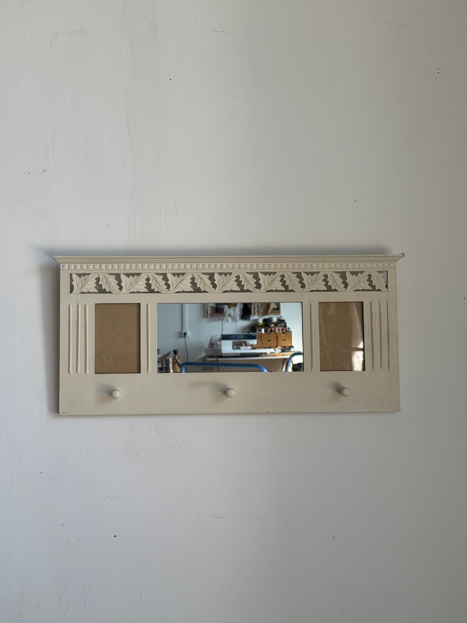 Patère miroir blanche avec petit miroir et cadres photo 67x32