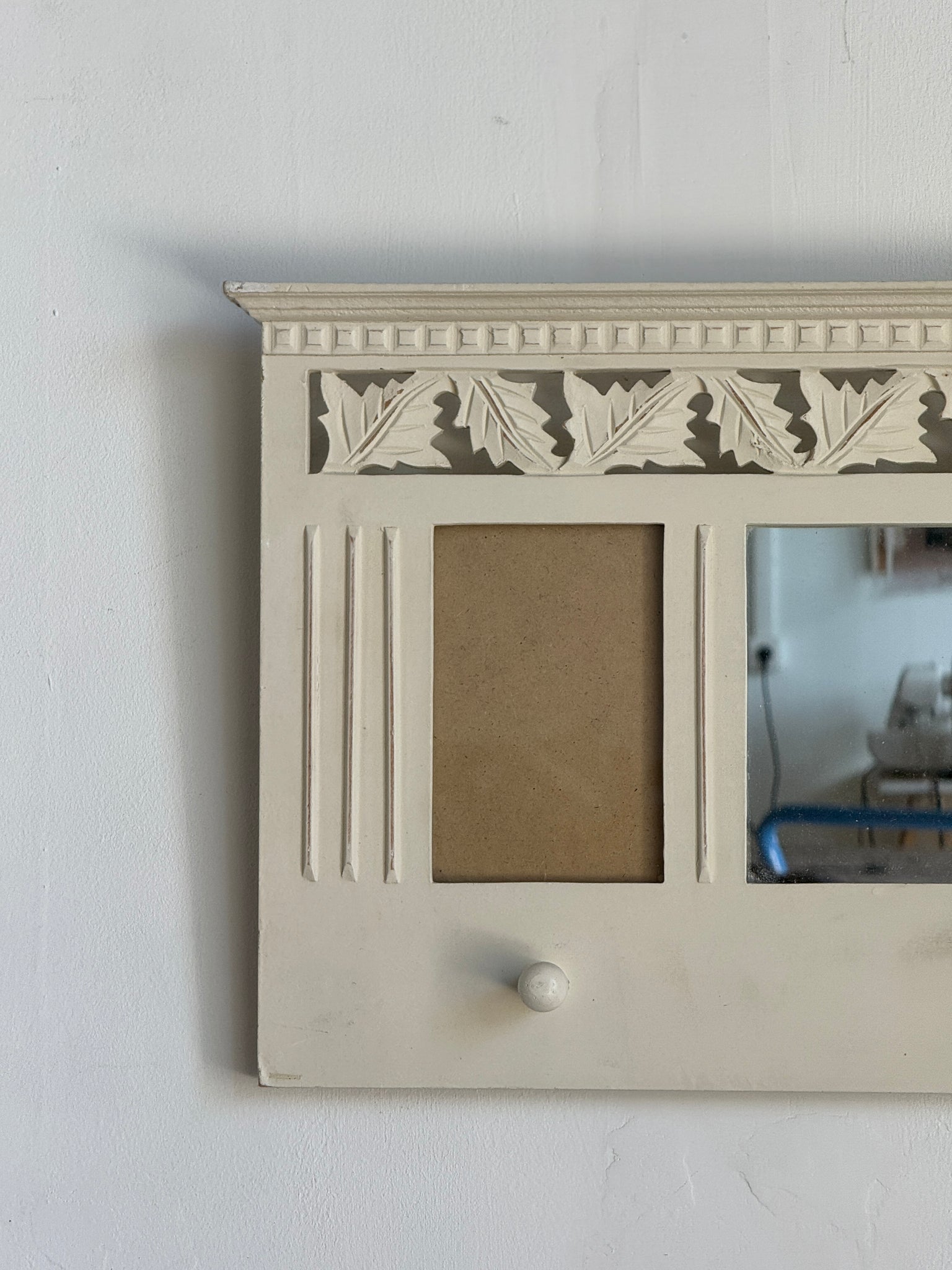 Patère miroir blanche avec petit miroir et cadres photo 67x32