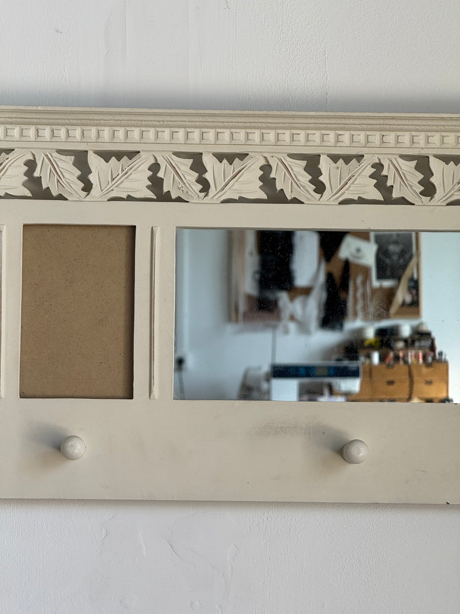 Patère miroir blanche avec petit miroir et cadres photo 67x32