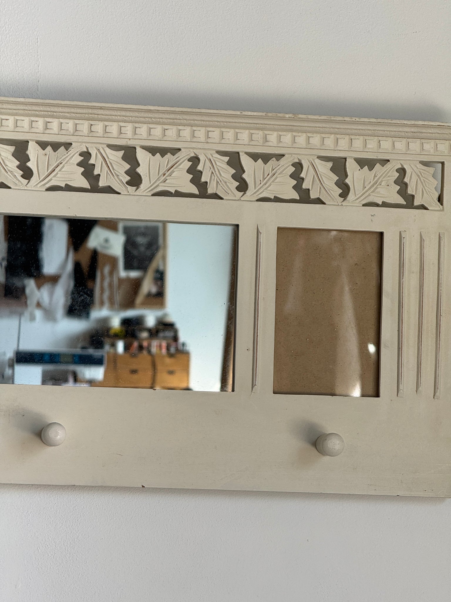 Patère miroir blanche avec petit miroir et cadres photo 67x32