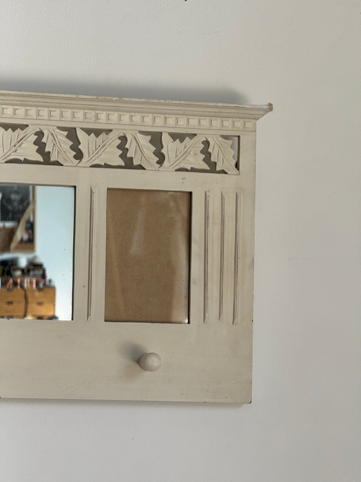 Patère miroir blanche avec petit miroir et cadres photo 67x32