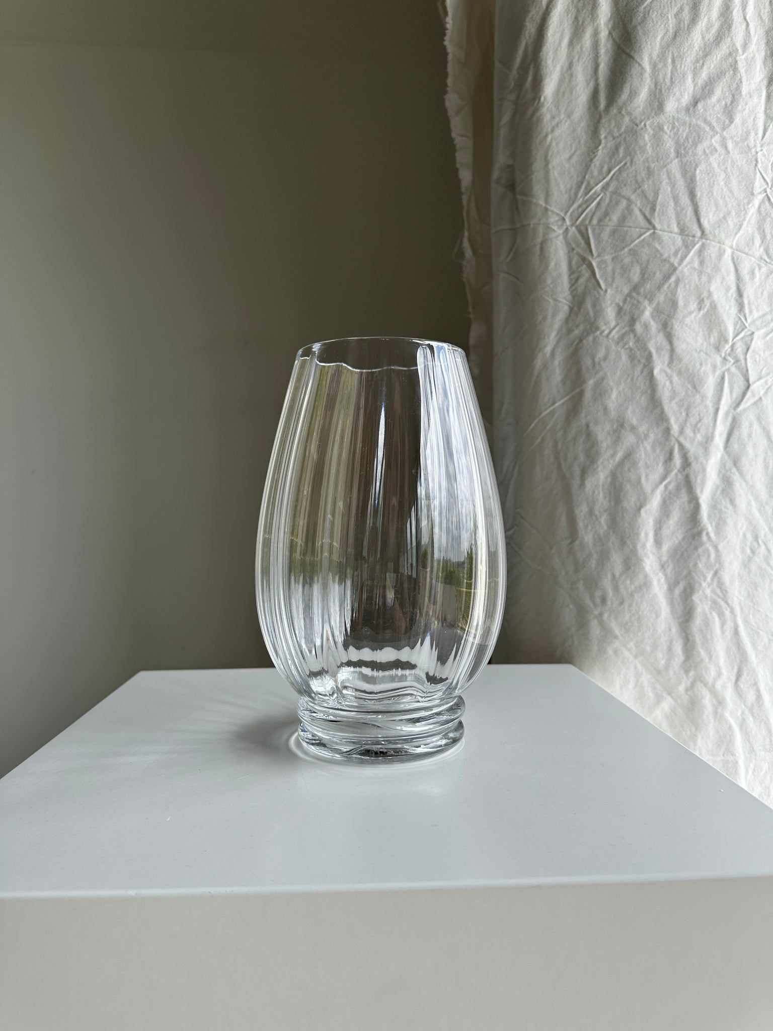 Grand vase en verre ovale strié H25 D11