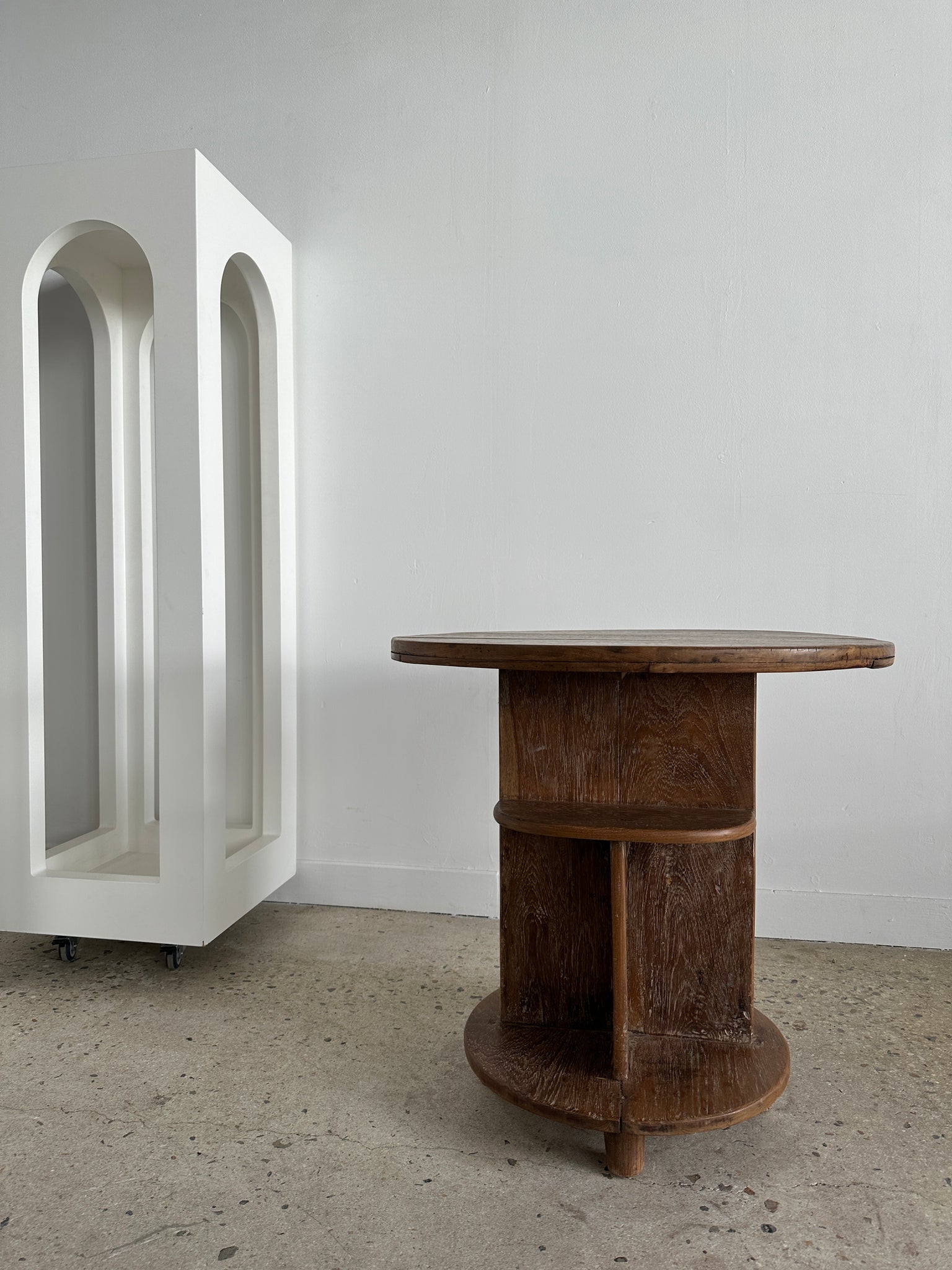 Guéridon ou petite table d'appoint circulaire piètement central à tablettes de style moderniste vintage