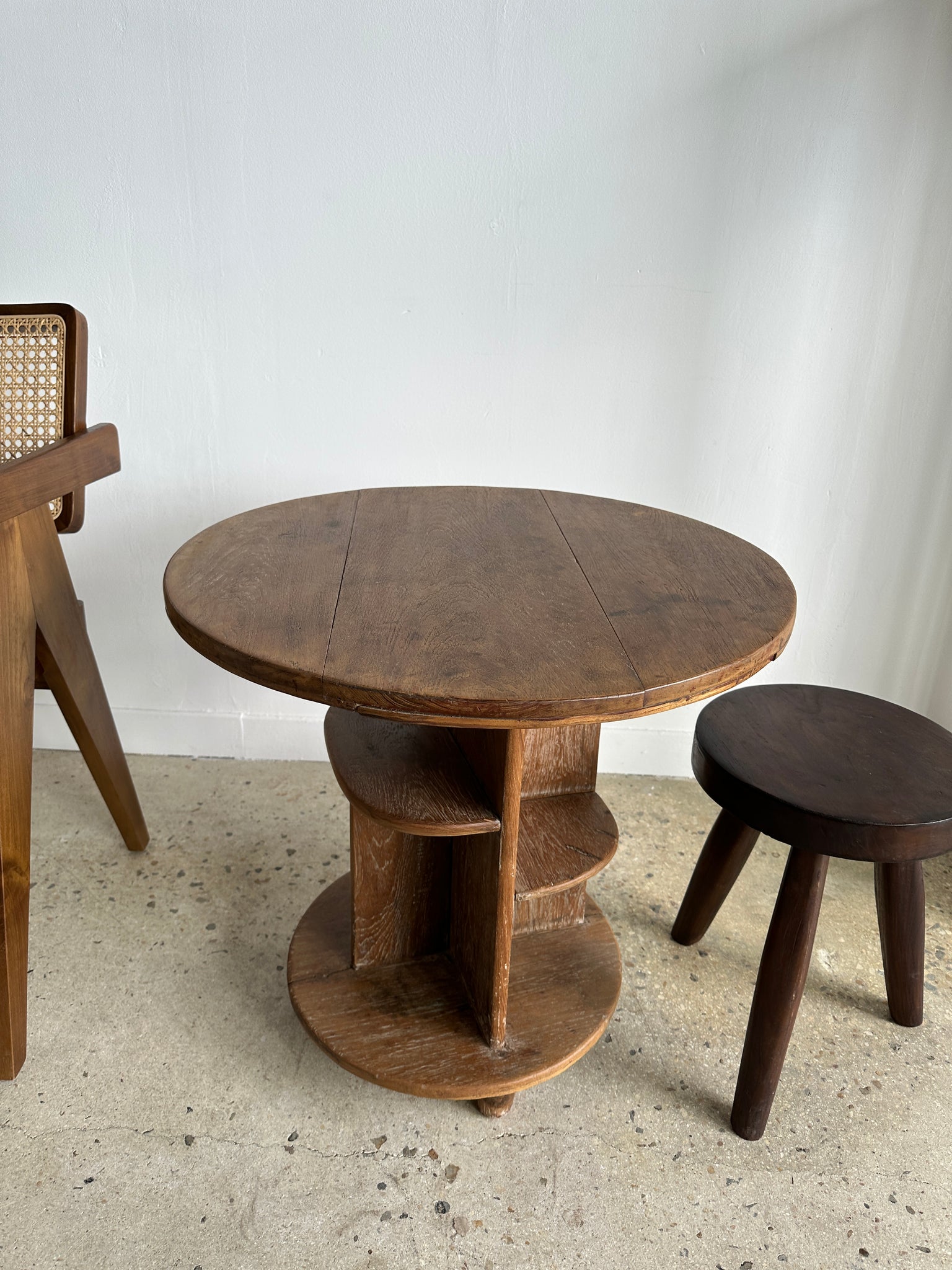 Guéridon ou petite table d'appoint circulaire piètement central à tablettes de style moderniste vintage