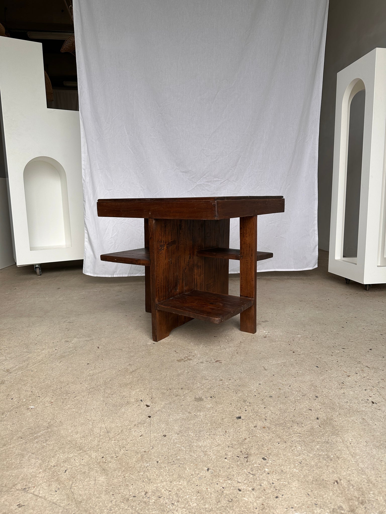 Guéridon ou petite table d'appoint carrée piètement central à tablettes de style moderniste vintage