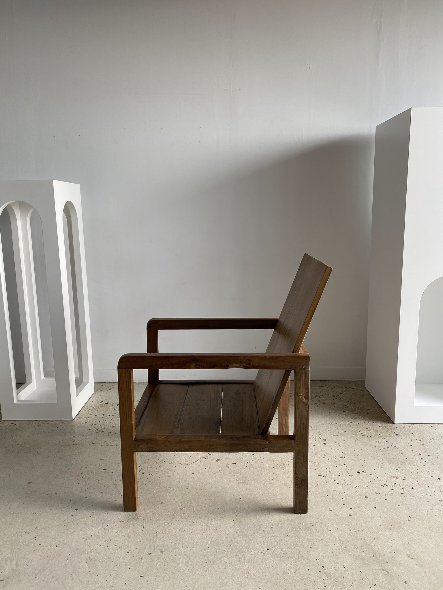 Grand fauteuil en bois naturel (teck) design minimaliste