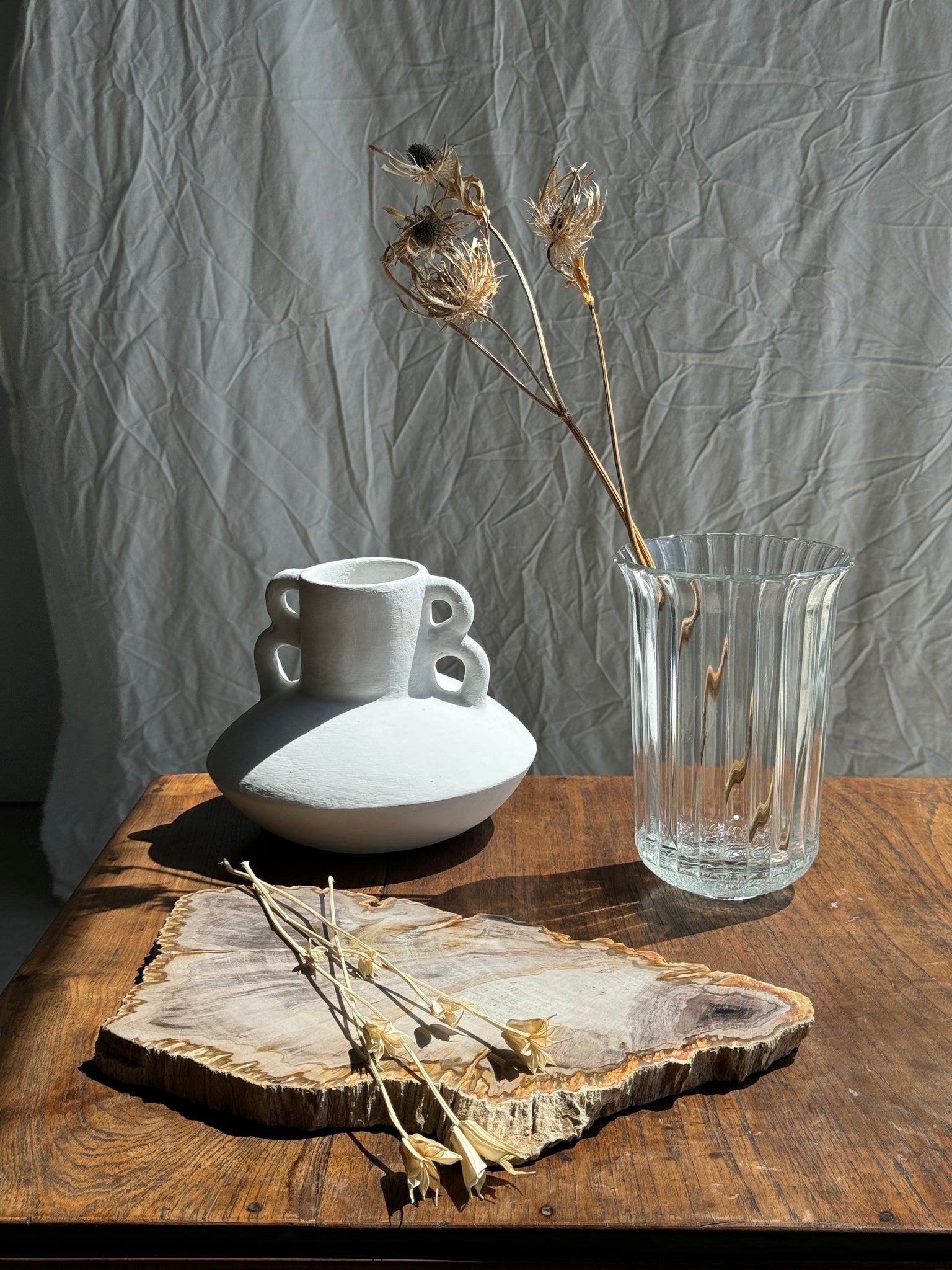 Vase en verre vintage strié motifs de fleurs pied col évasé