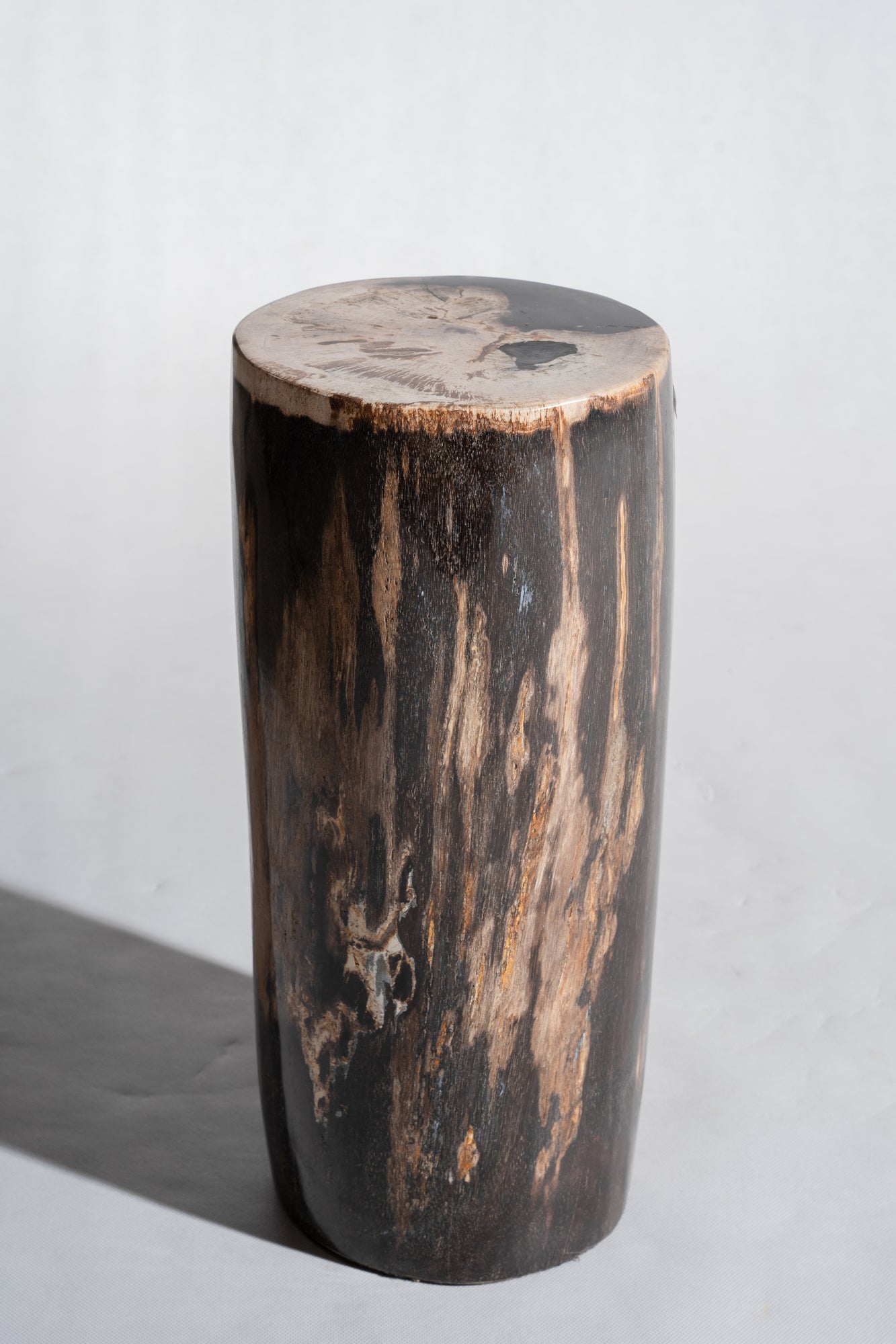 Table d'appoint en bois pétrifié multicolore dessus blanc côté noir H:44cm D:18cm