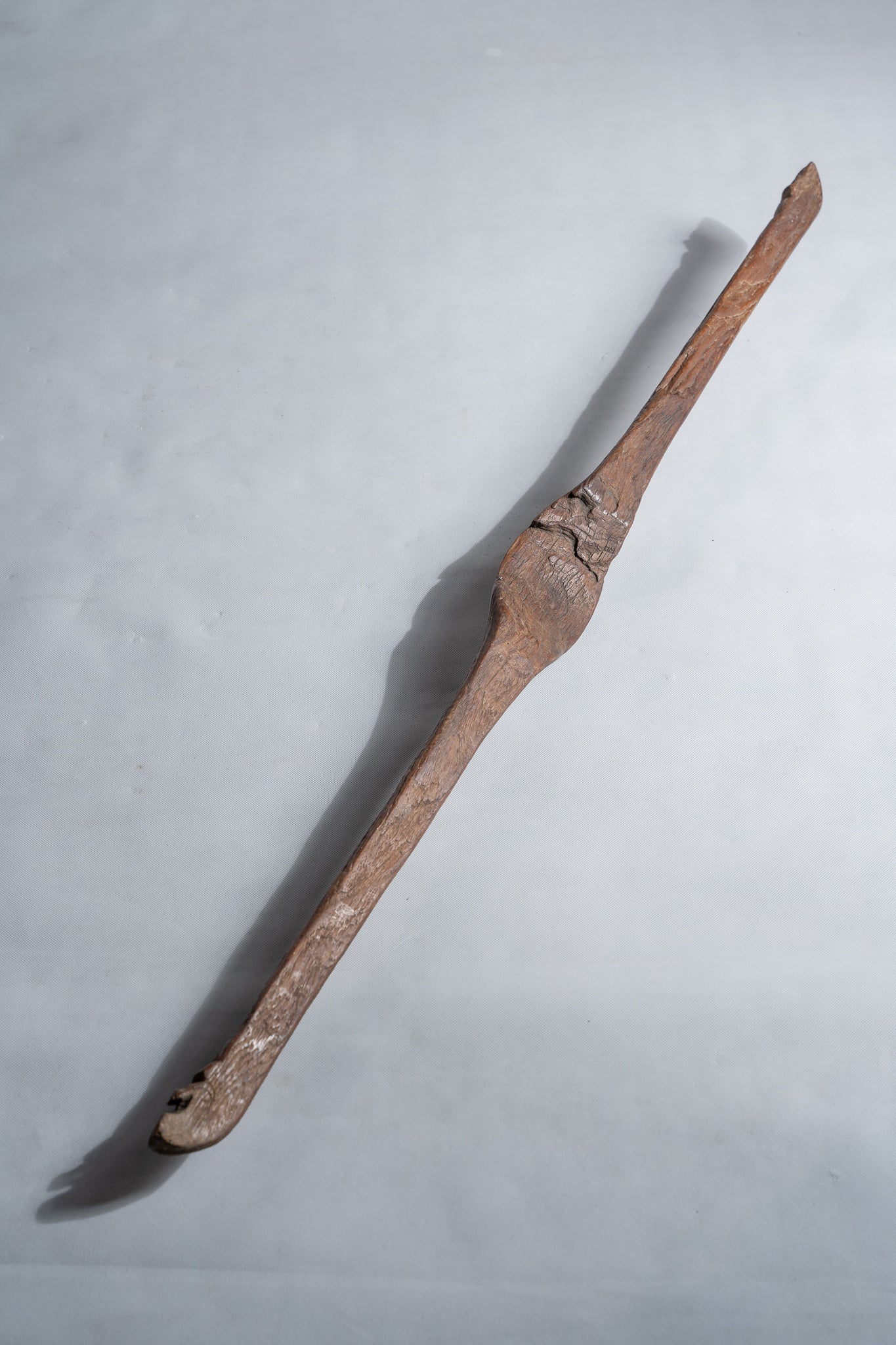 Duo de bâtons en bois sculpté, anciens outils traditionnels de tissage indonésiens