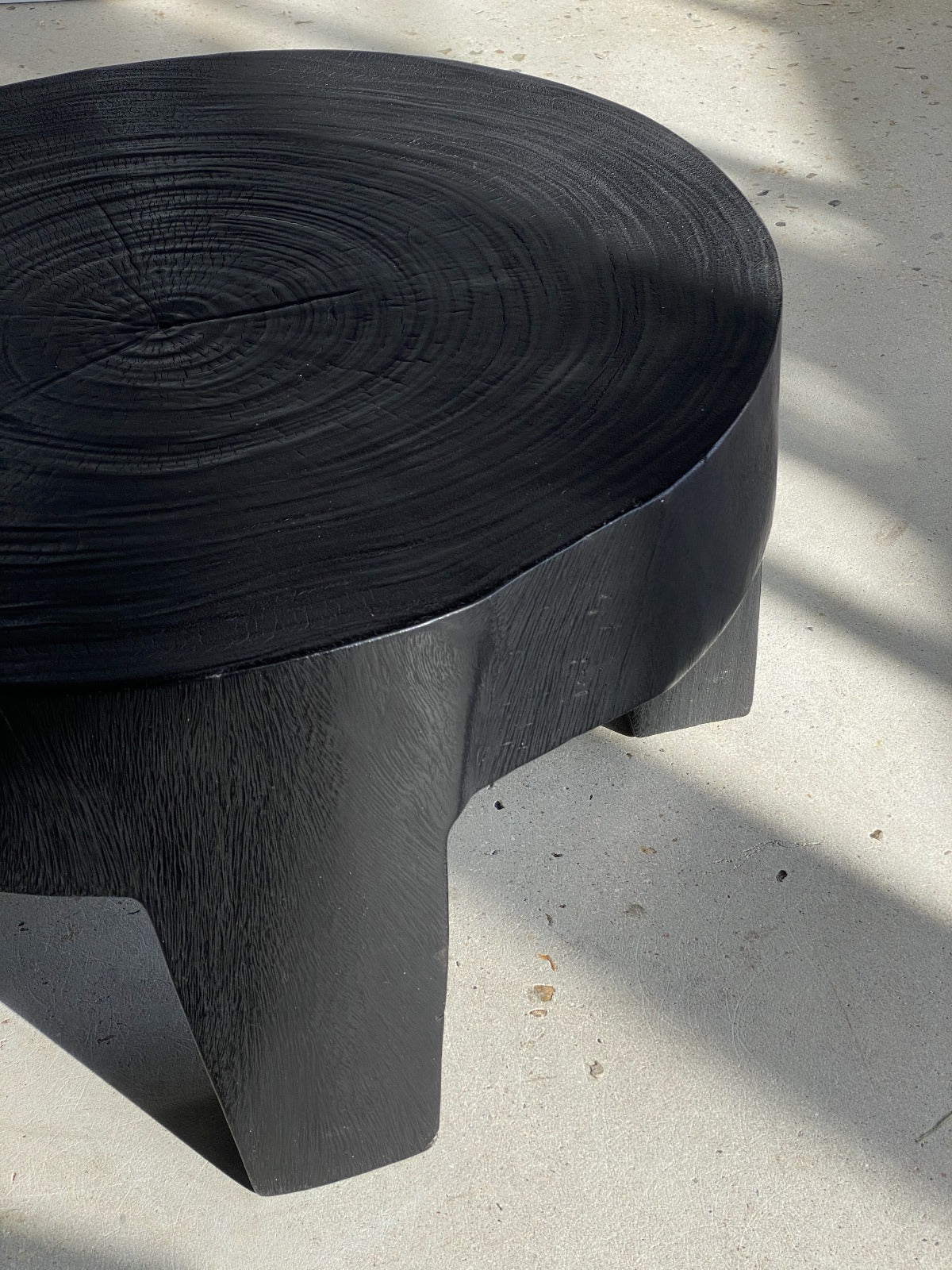 Coffee table, table basse quadripode en bois massif monoxyle noir H:39,5cm D:68cm