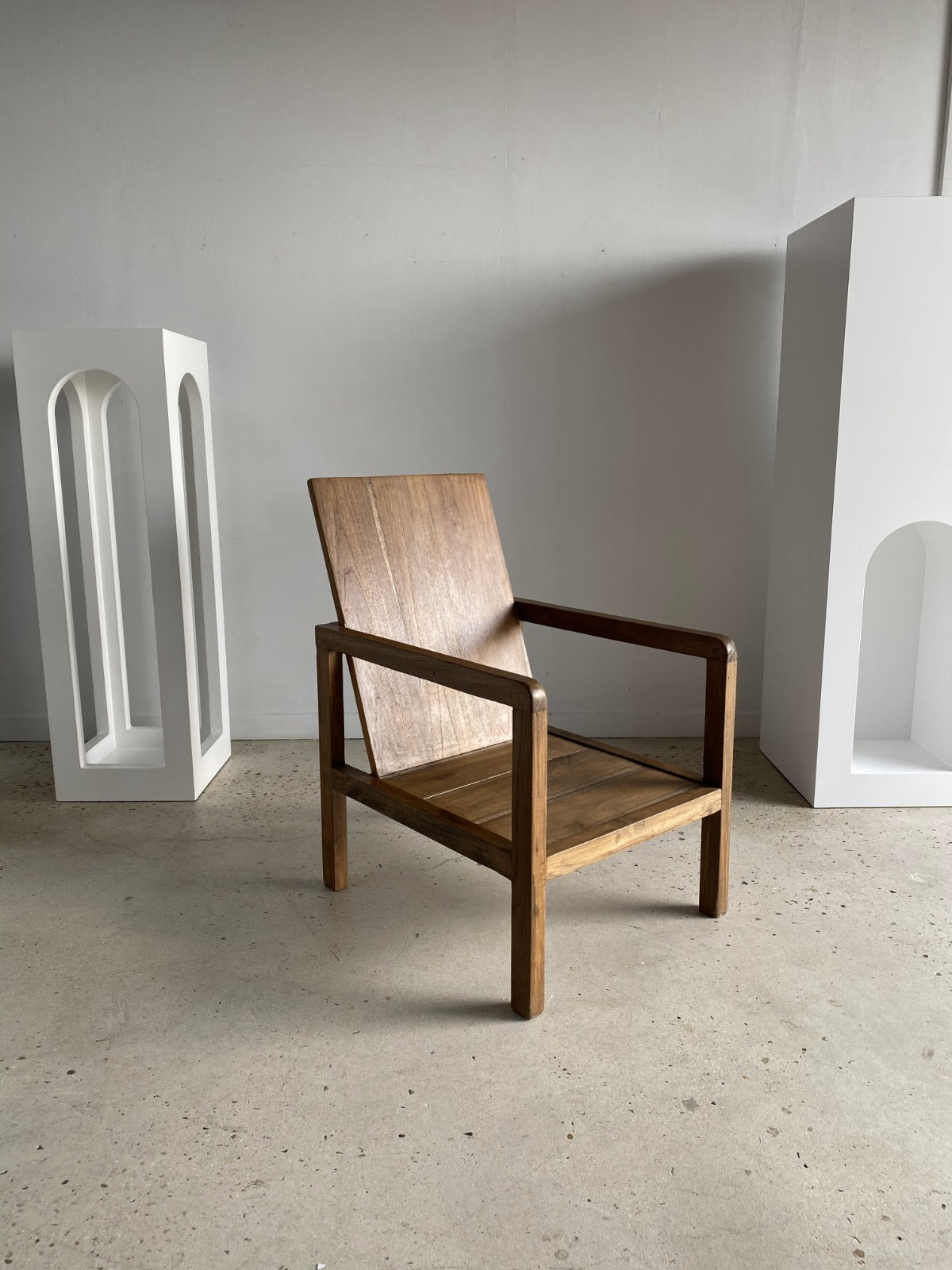 Grand fauteuil en bois naturel (teck) design minimaliste