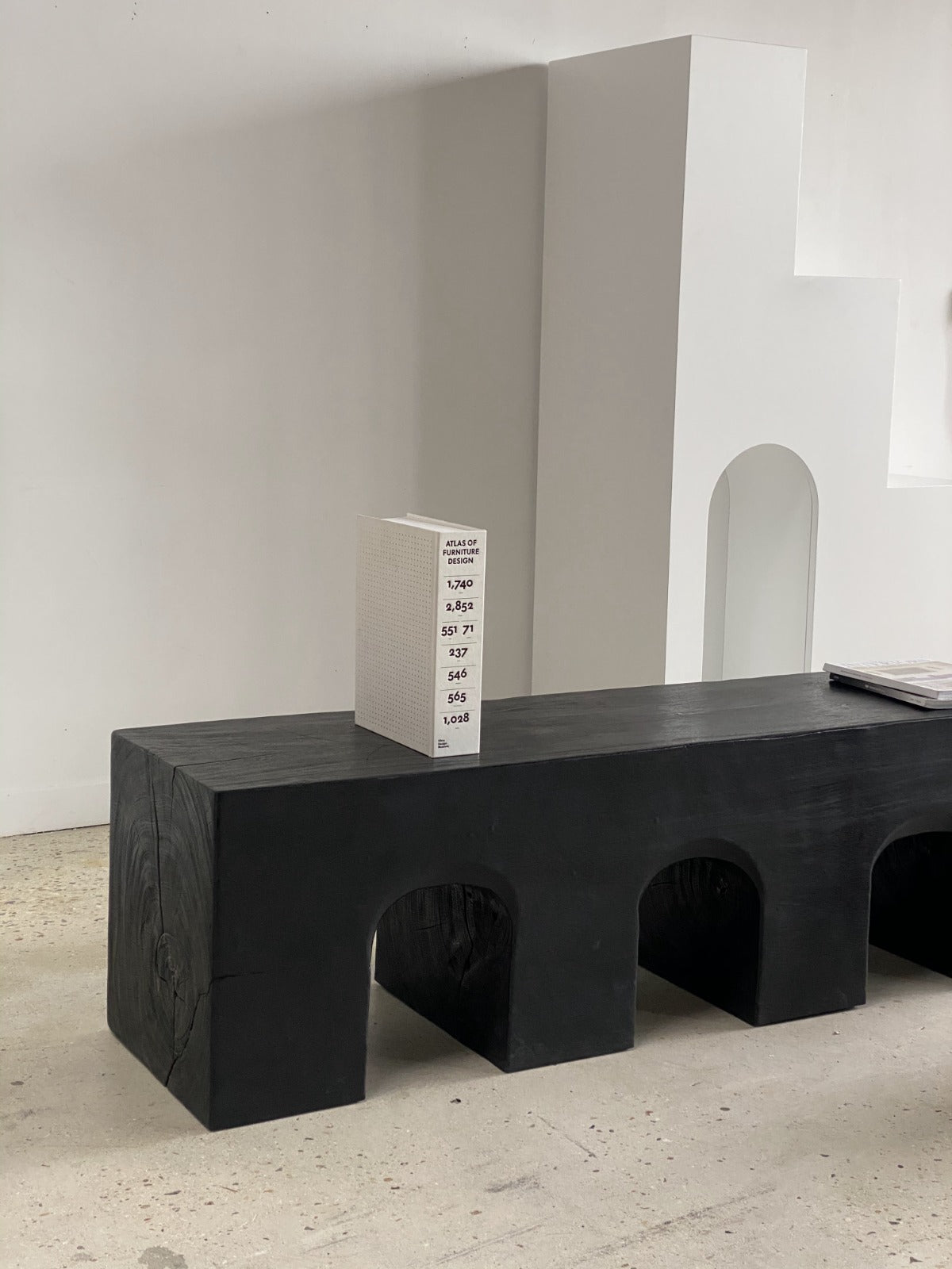 Banc en bois monoxyle massif piètement sculpté en 3 arches - Couleur noire