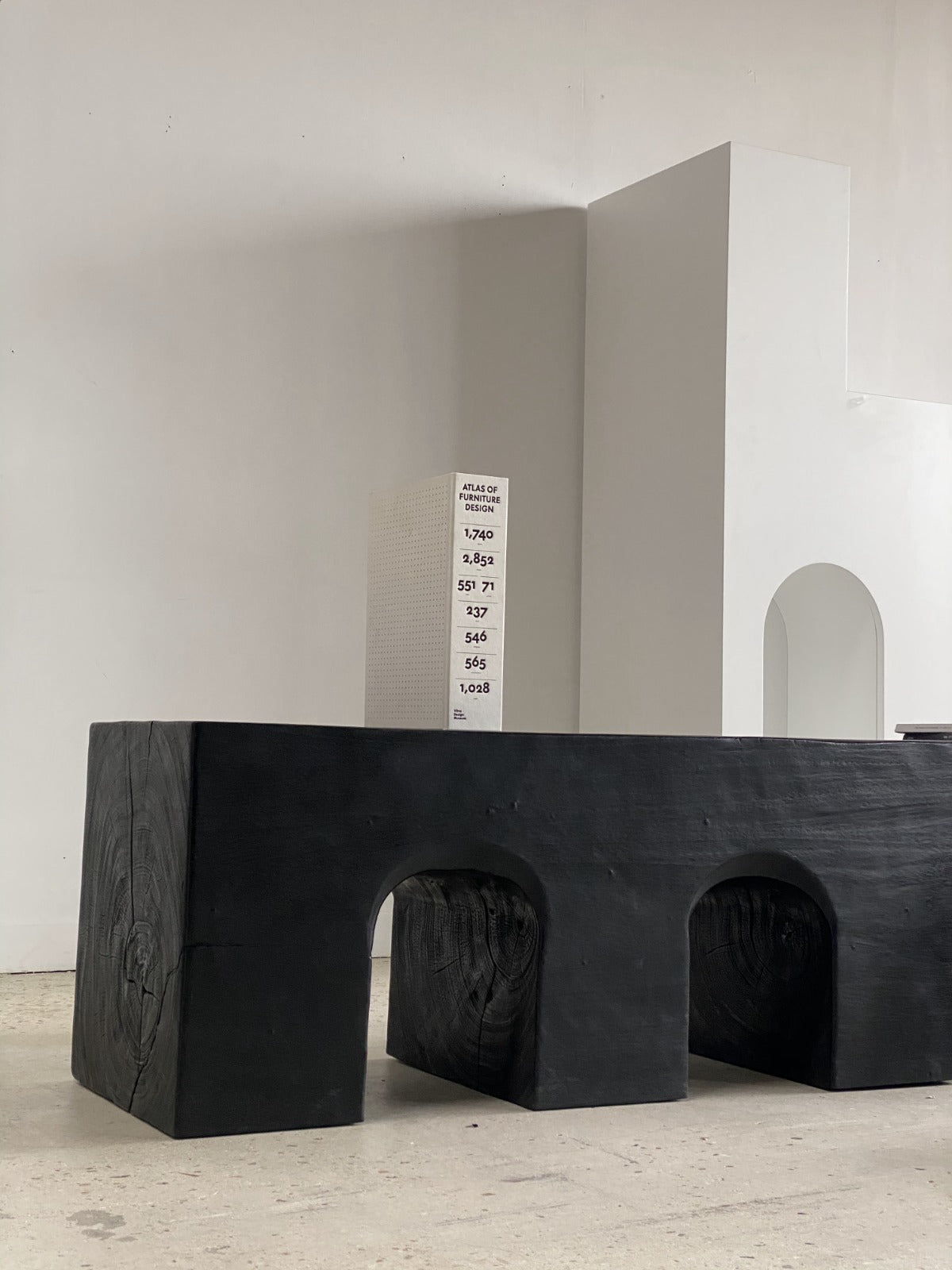 Banc en bois monoxyle massif piètement sculpté en 3 arches - Couleur noire