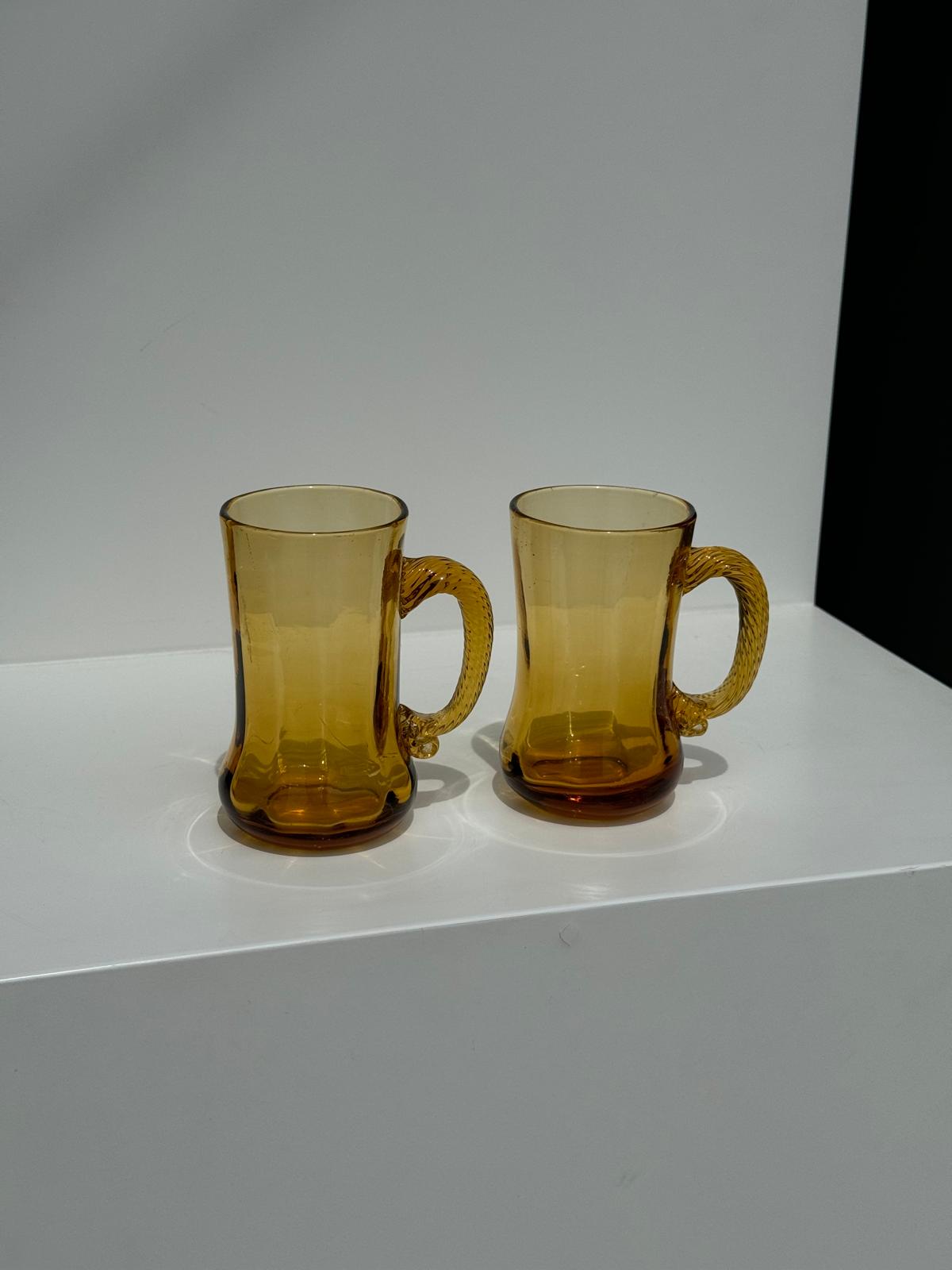 Duo de tasses à anses en verre jaune vintage