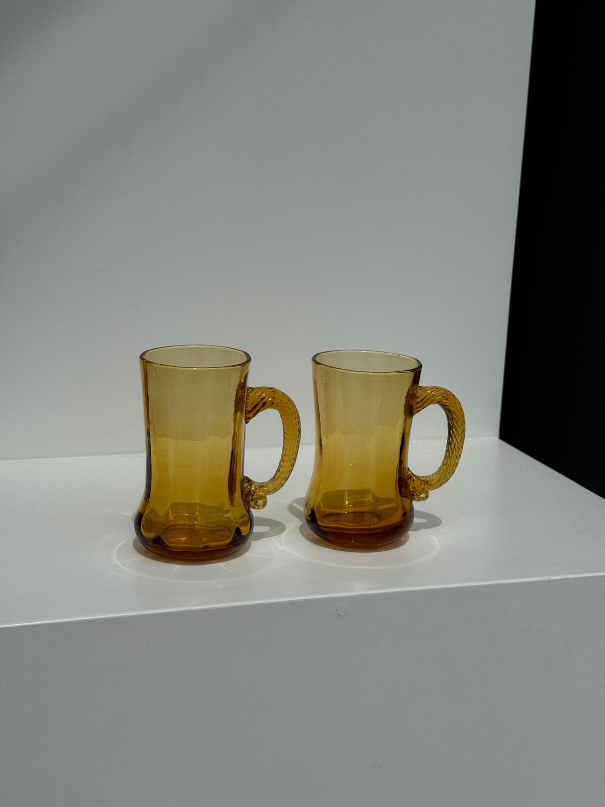 Duo de tasses à anses en verre jaune vintage