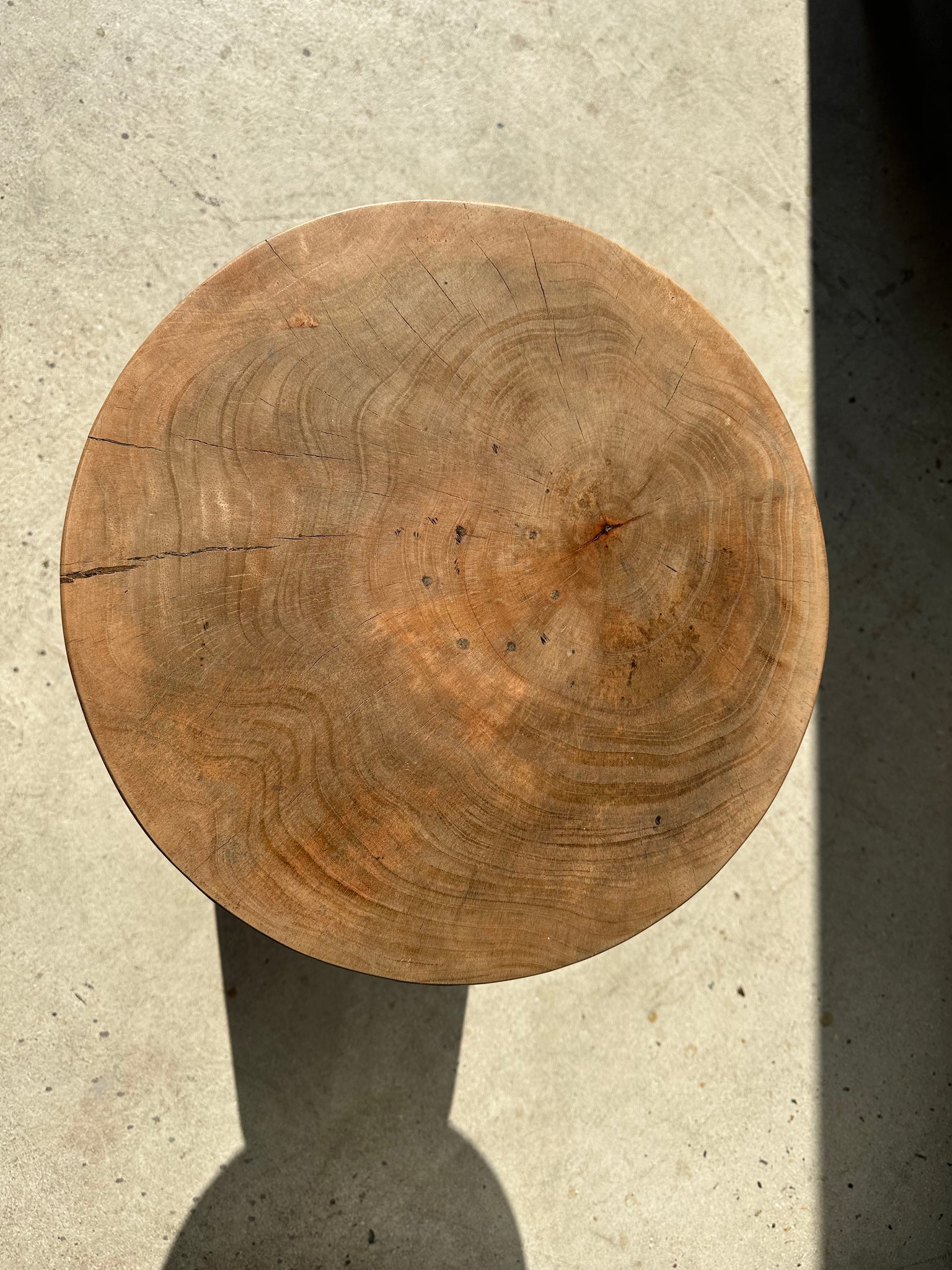 Table d'appoint, bout de canapé ou tabouret en manguier naturel monoxyle à plateau demi sphère H:51cm