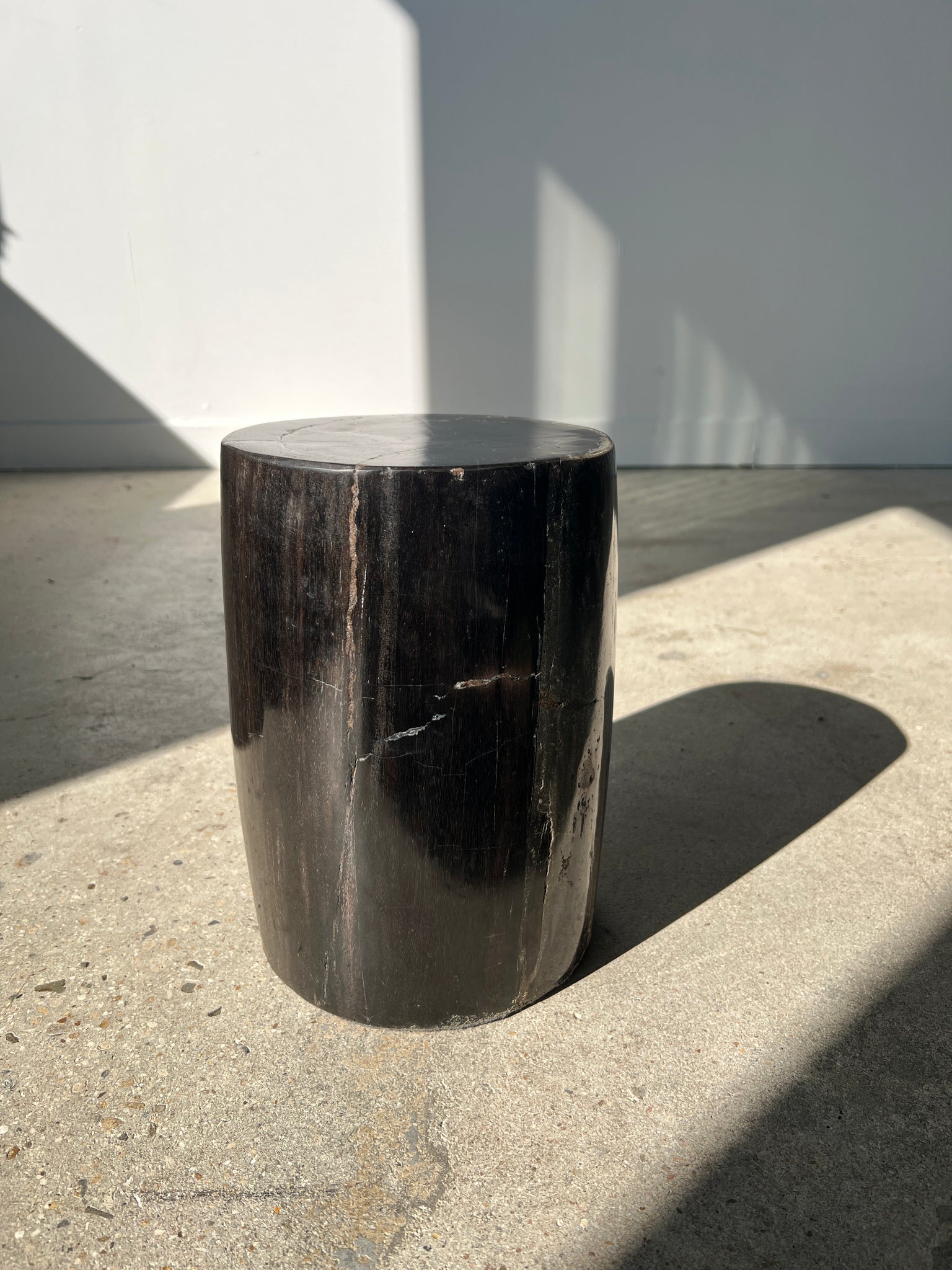 Petite table d'appoint en bois pétrifié noire H:28,5cm D:18cm