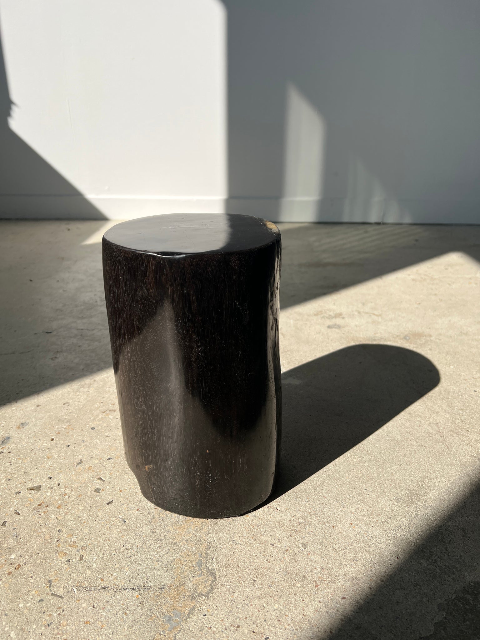 Petite table d'appoint en bois pétrifié noire H:27,5cm D:19cm