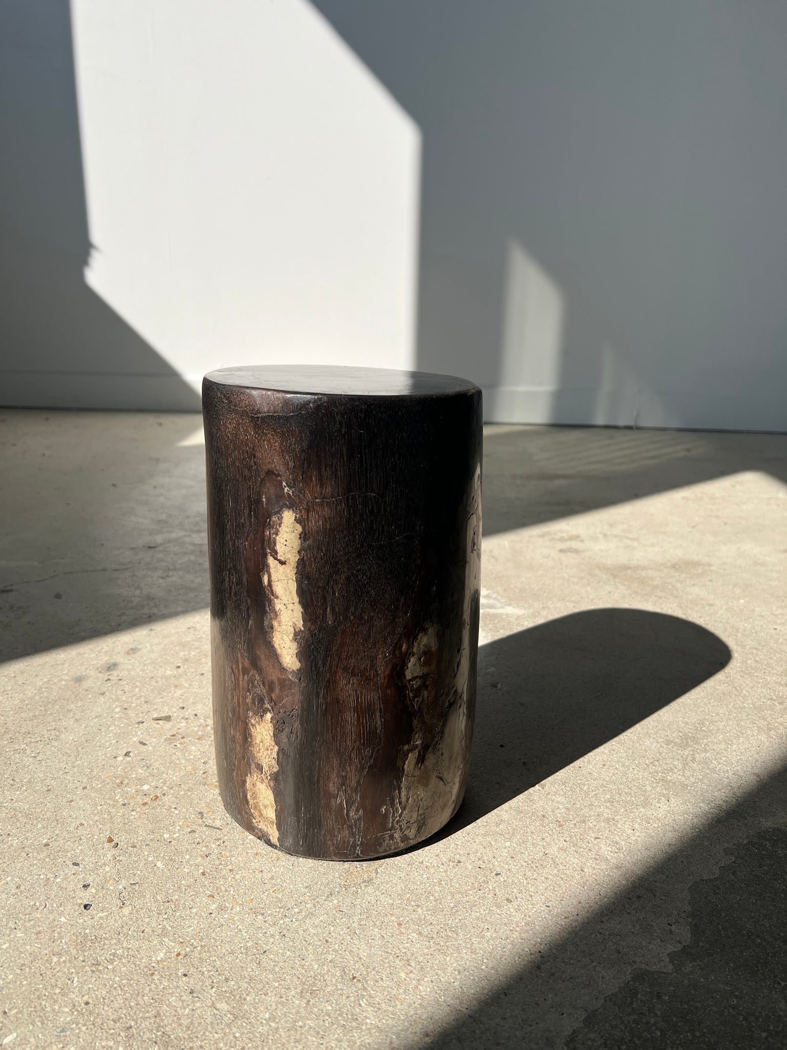 Petite table d'appoint en bois pétrifié noire H:28,5cm D:17cm