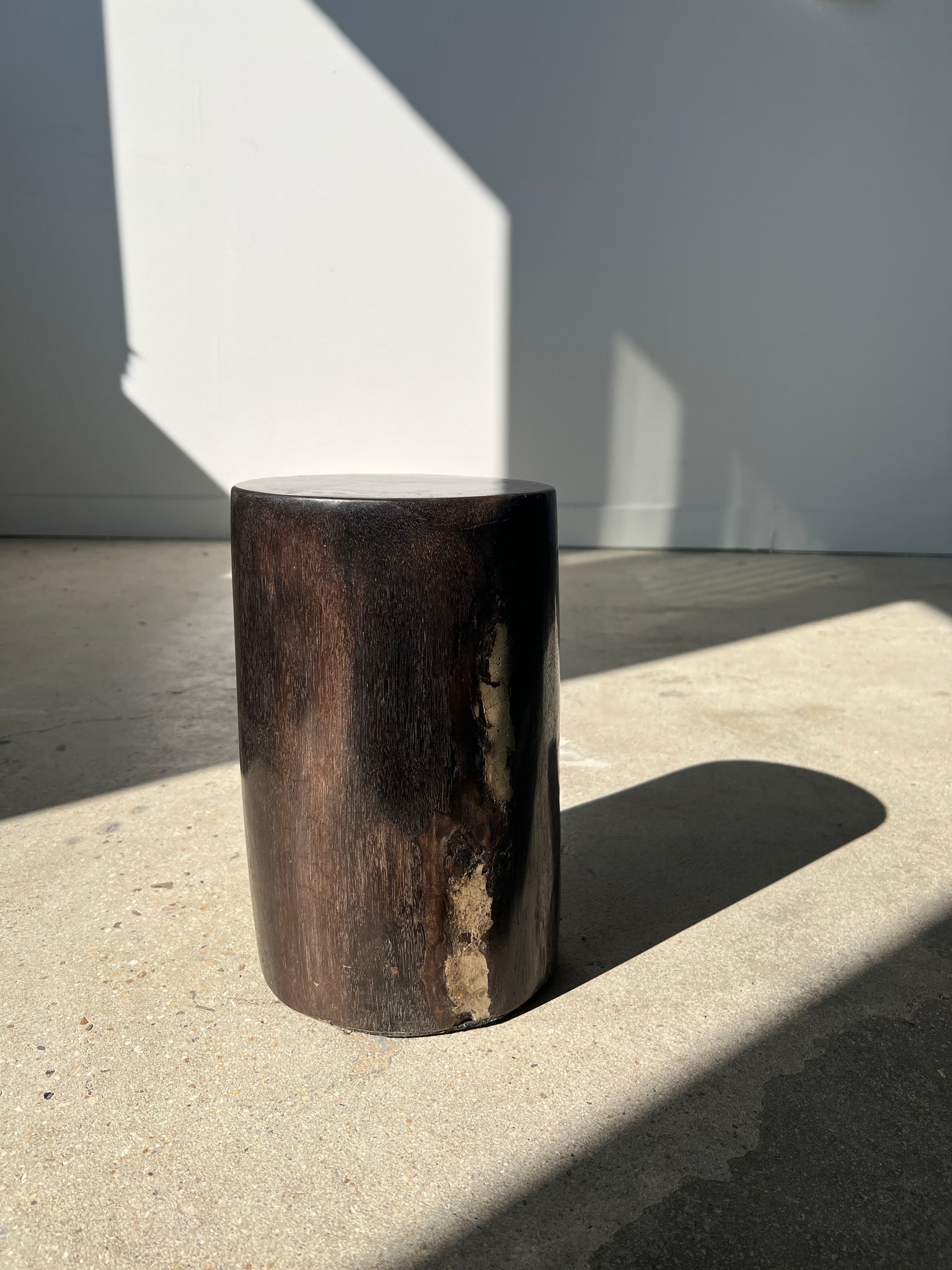 Petite table d'appoint en bois pétrifié noire H:28,5cm D:17cm