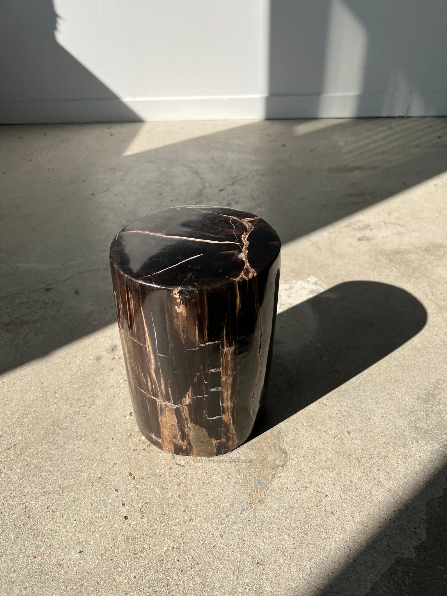 Petite table d'appoint en bois pétrifié noire à stries claires H: 27,5cm D:18,5cm