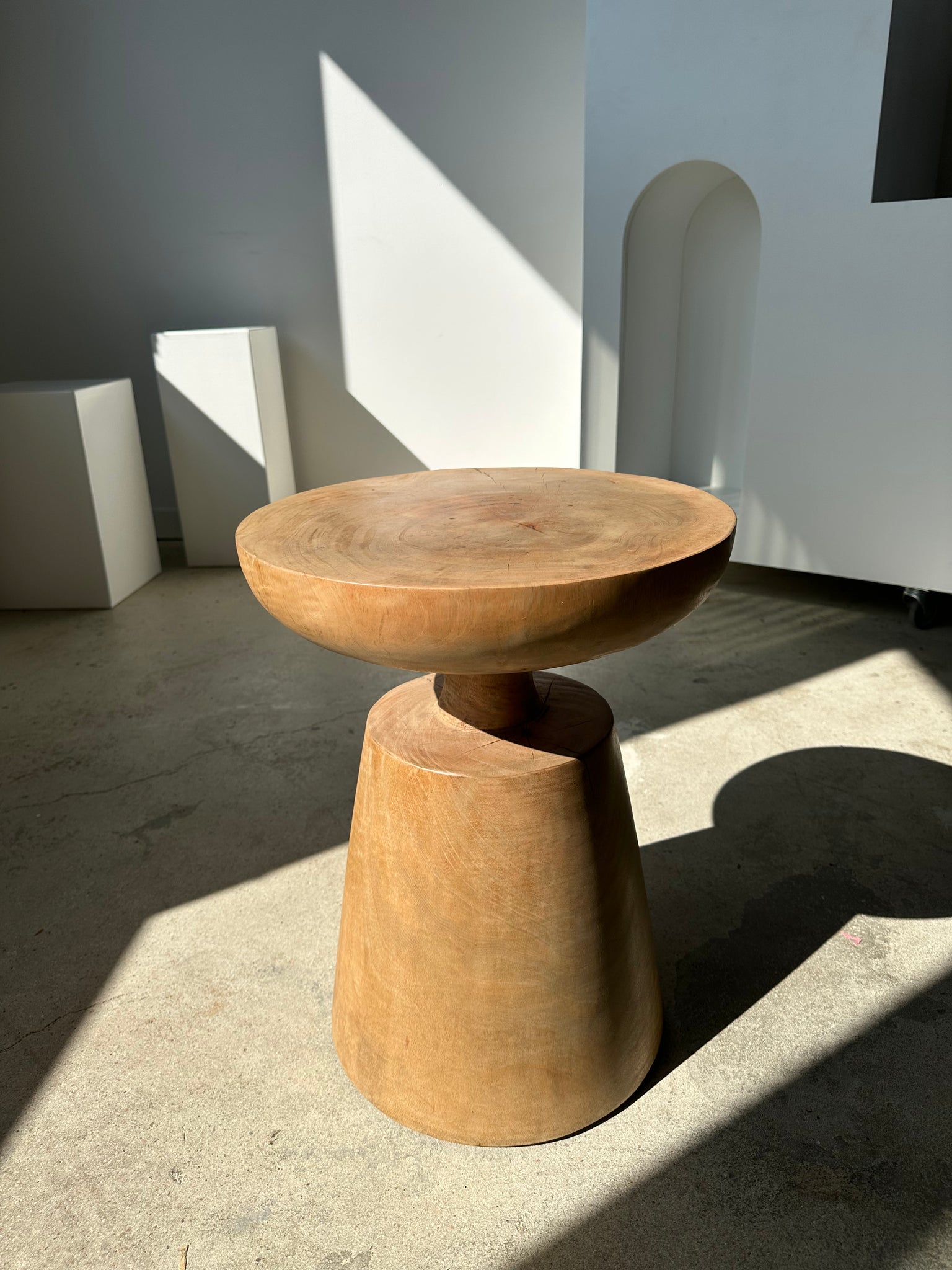 Table d'appoint, bout de canapé ou tabouret en manguier naturel monoxyle à plateau demi sphère H:51cm