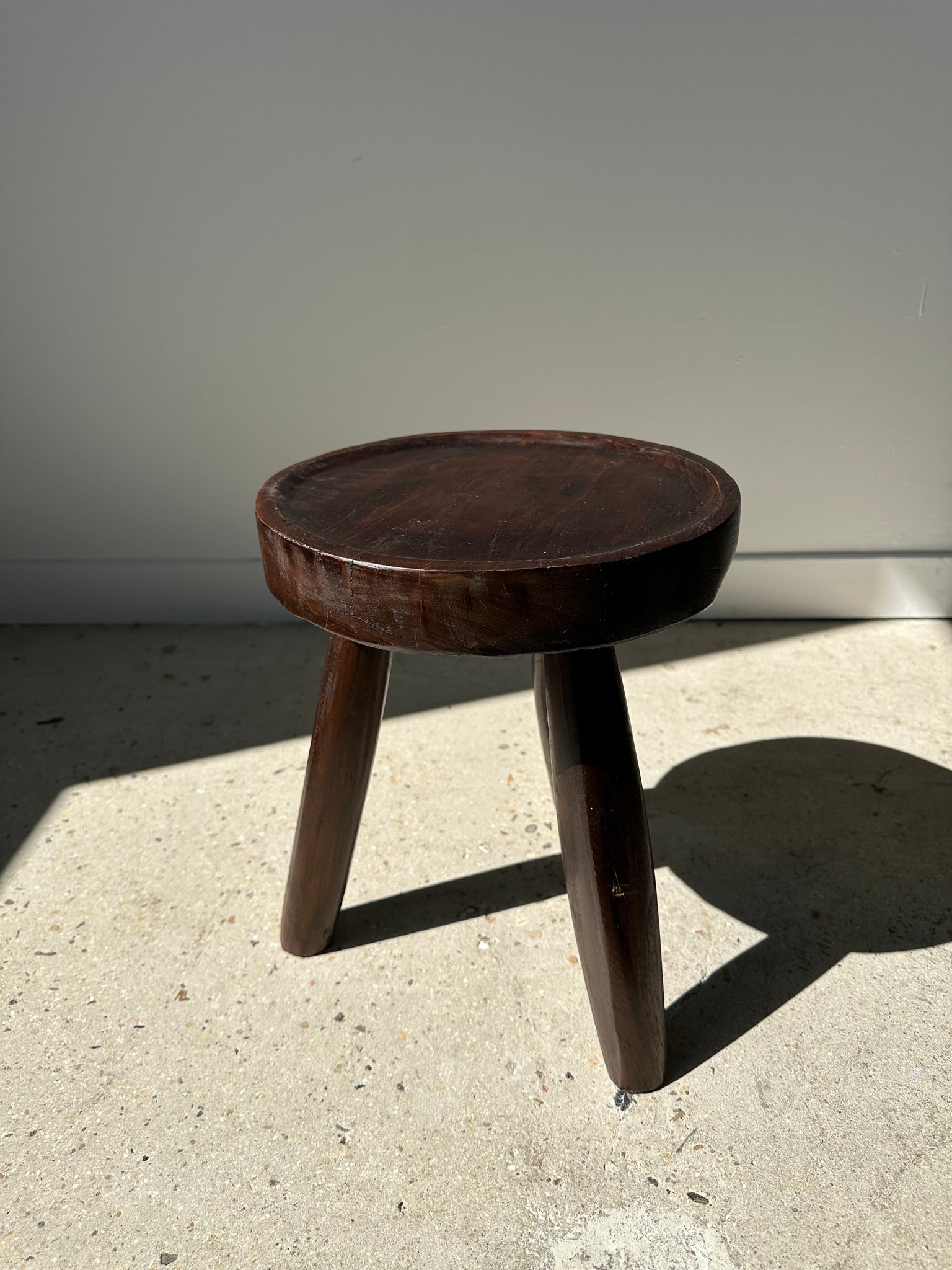 Petit tabouret en bois massif brun assise circulaire creuse H:35cm D:30cm
