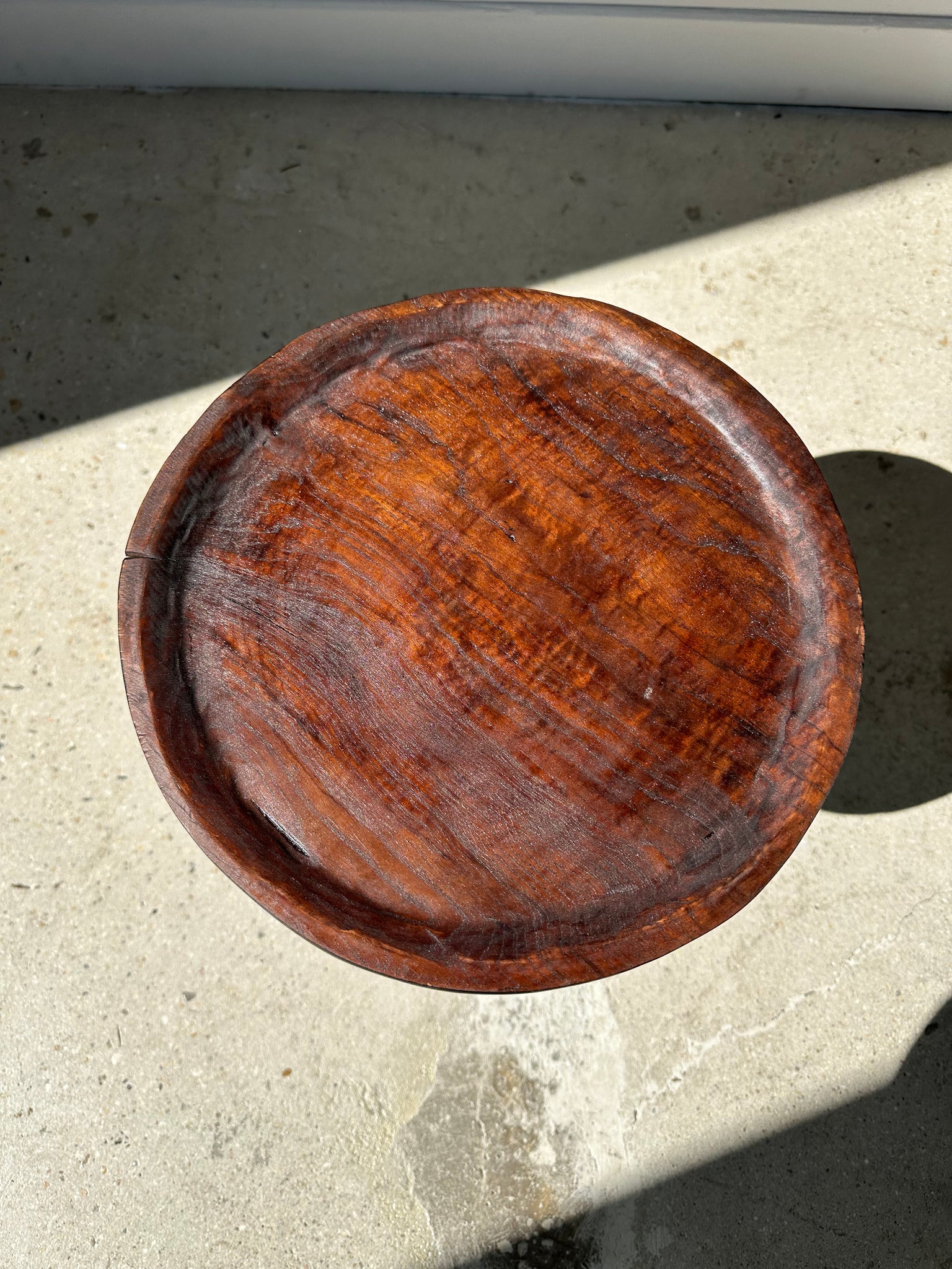 Petit tabouret en bois massif brun assise circulaire creuse H:35cm D:30cm