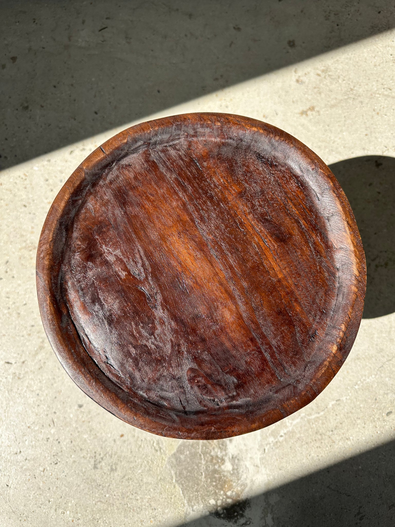 Tabouret tripode en teck upcyclé bas creux - Petit tabouret en bois massif brun assise circulaire creuse H:35cm D:30cm