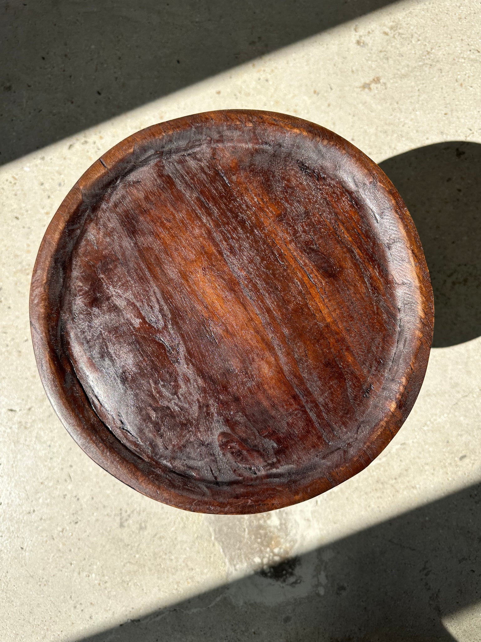Tabouret tripode en teck upcyclé bas creux - Petit tabouret en bois massif brun assise circulaire creuse H:35cm D:30cm