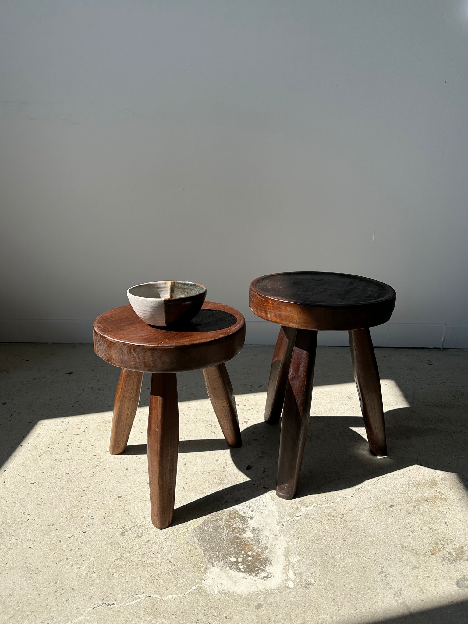 Petit tabouret en bois massif brun assise circulaire creusée H: 40 cm –  OfficeObjets