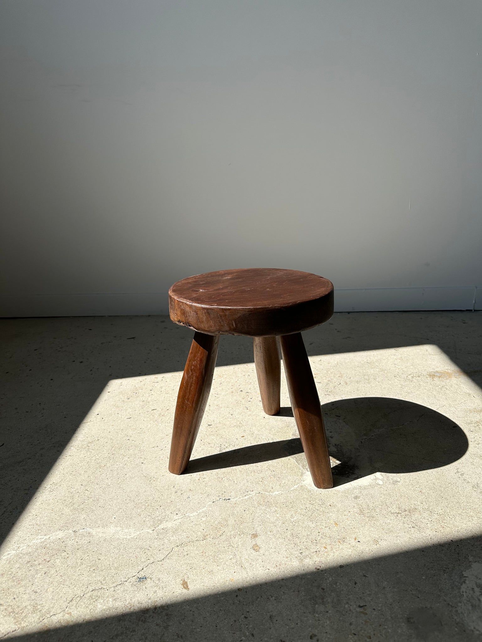 Petit tabouret en bois massif brun assise circulaire plate H:35cm D:30cm