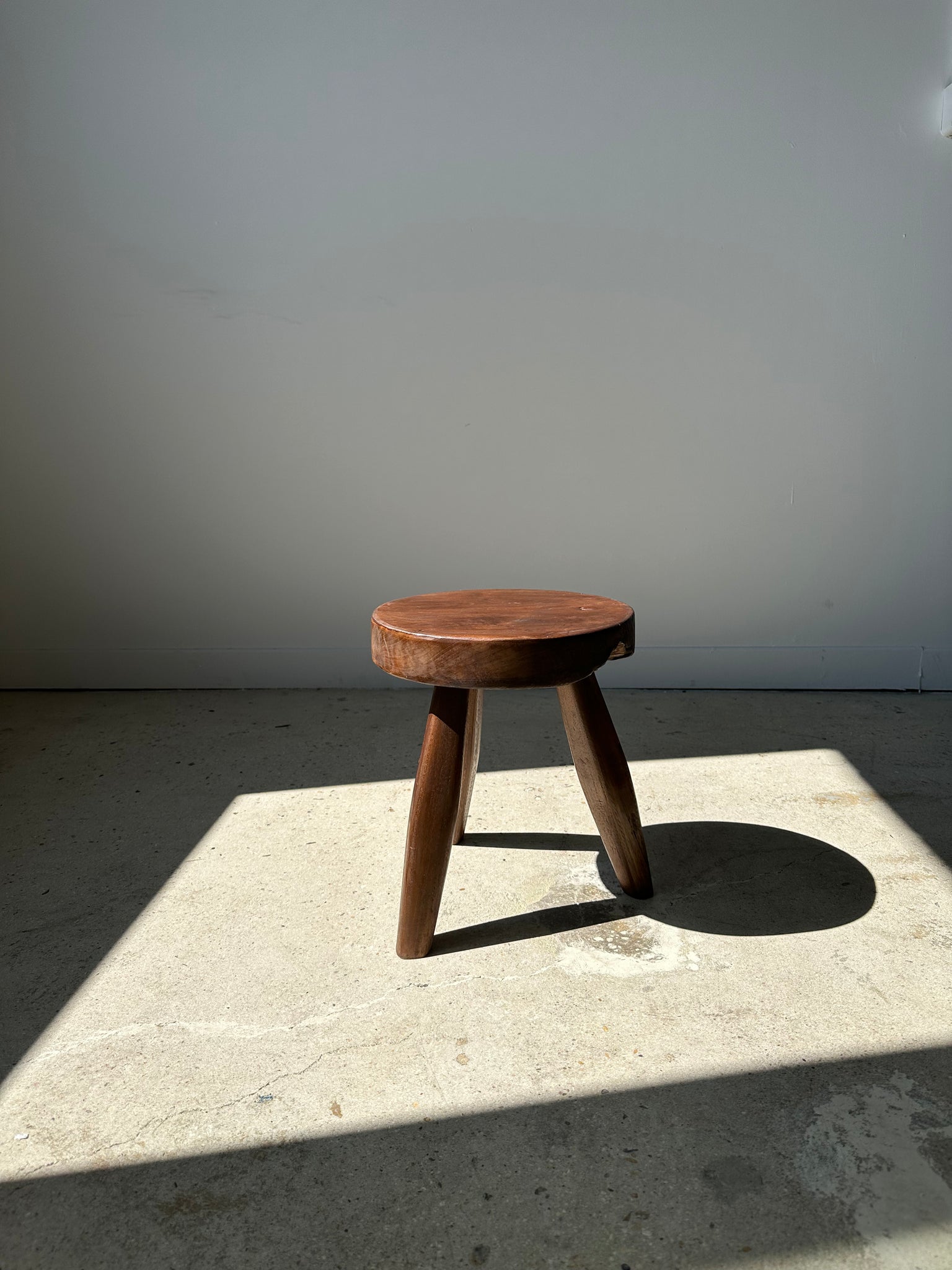 Tabouret tripode en teck upcyclé bas plat - Petit tabouret en bois massif brun assise circulaire plate H:35cm D:30cm