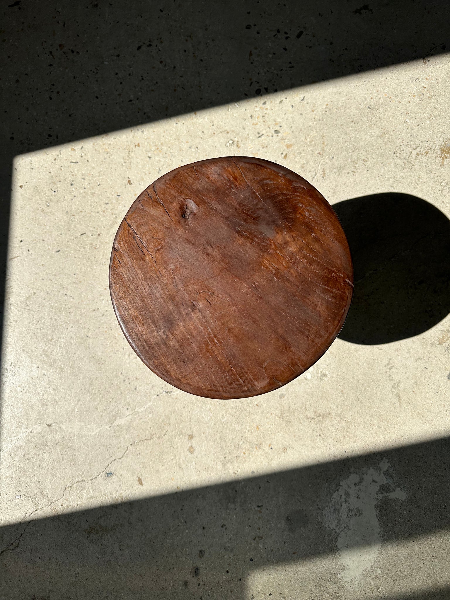 Tabouret tripode en teck upcyclé bas plat - Petit tabouret en bois massif brun assise circulaire plate H:35cm D:30cm
