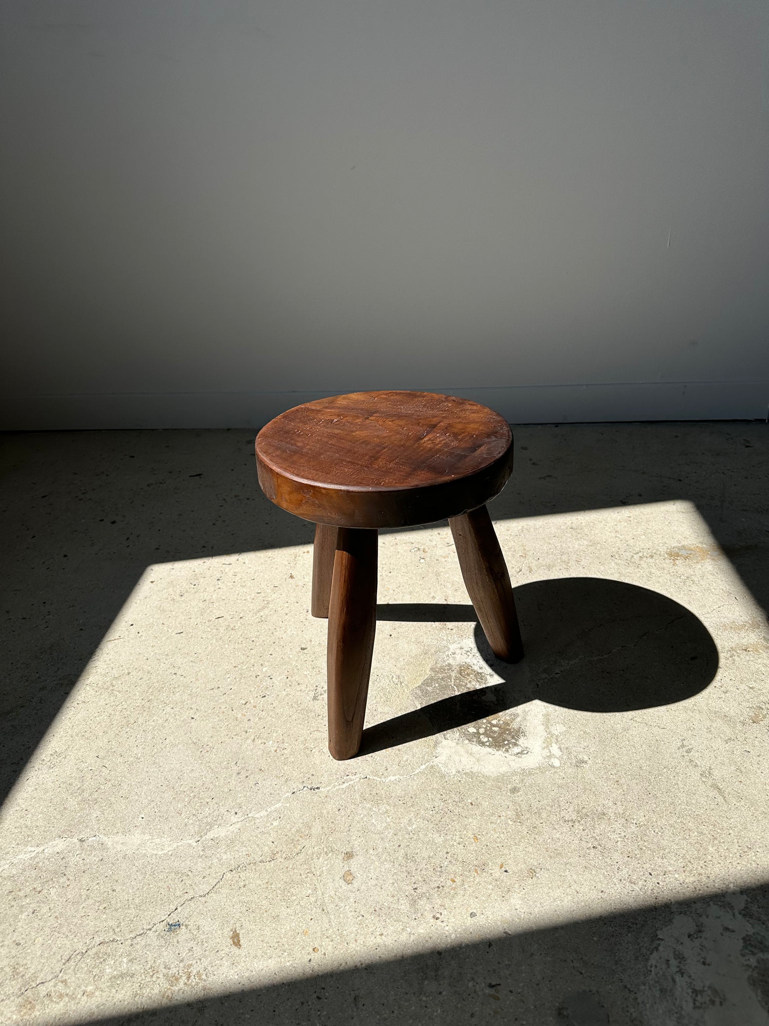Petit tabouret en bois massif brun assise circulaire plate H:35cm D:30cm