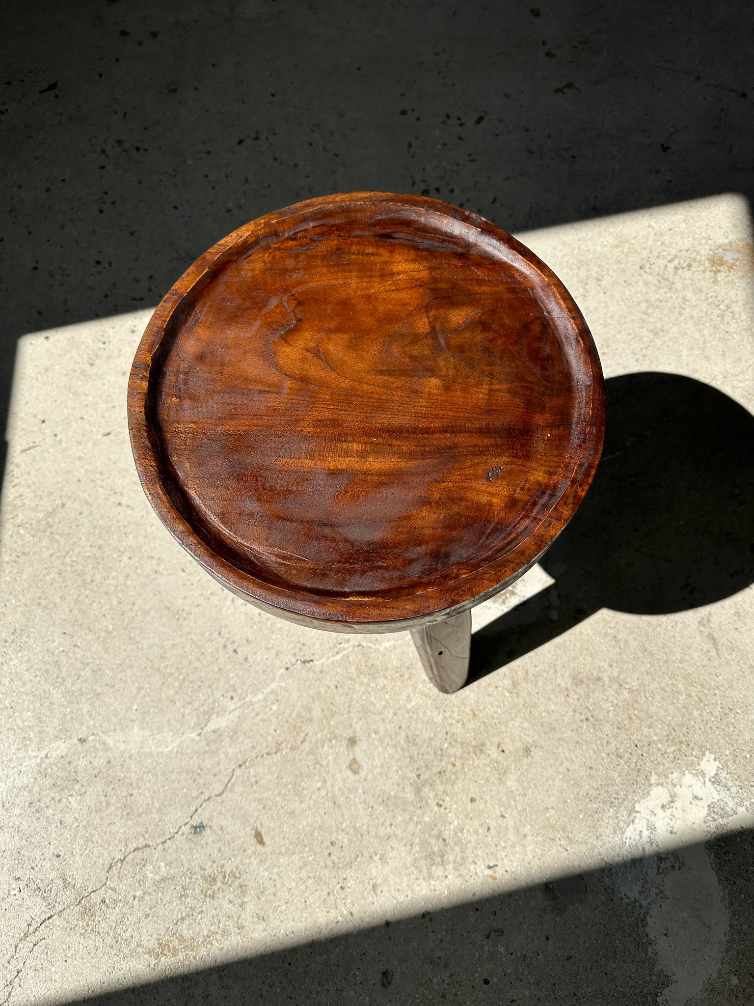 Tabouret tripode en teck upcyclé haut creux - Petit tabouret tripode en bois massif brun assise circulaire creusée H:40cm