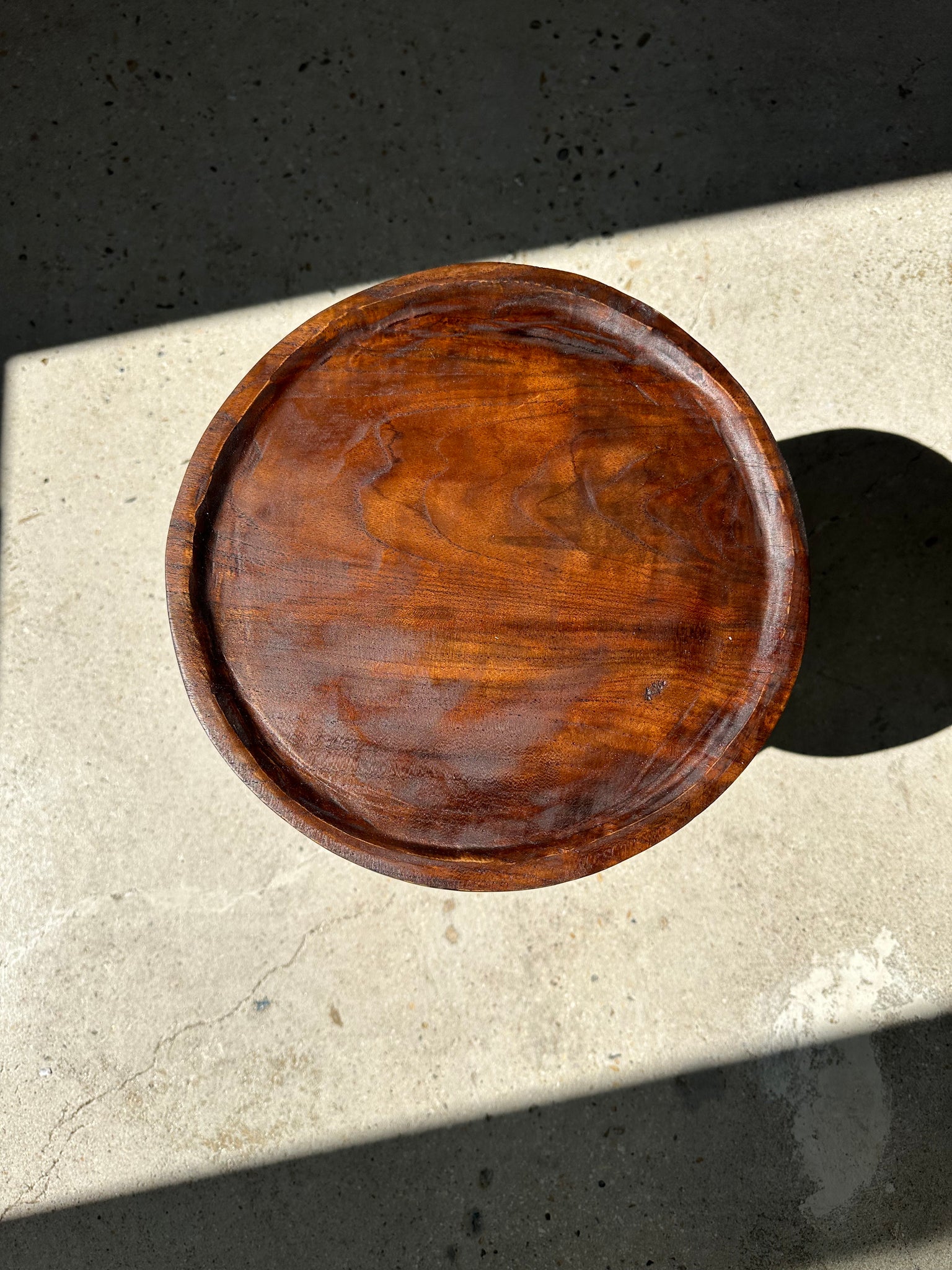 Tabouret tripode en teck upcyclé haut creux - Petit tabouret tripode en bois massif brun assise circulaire creusée H:40cm