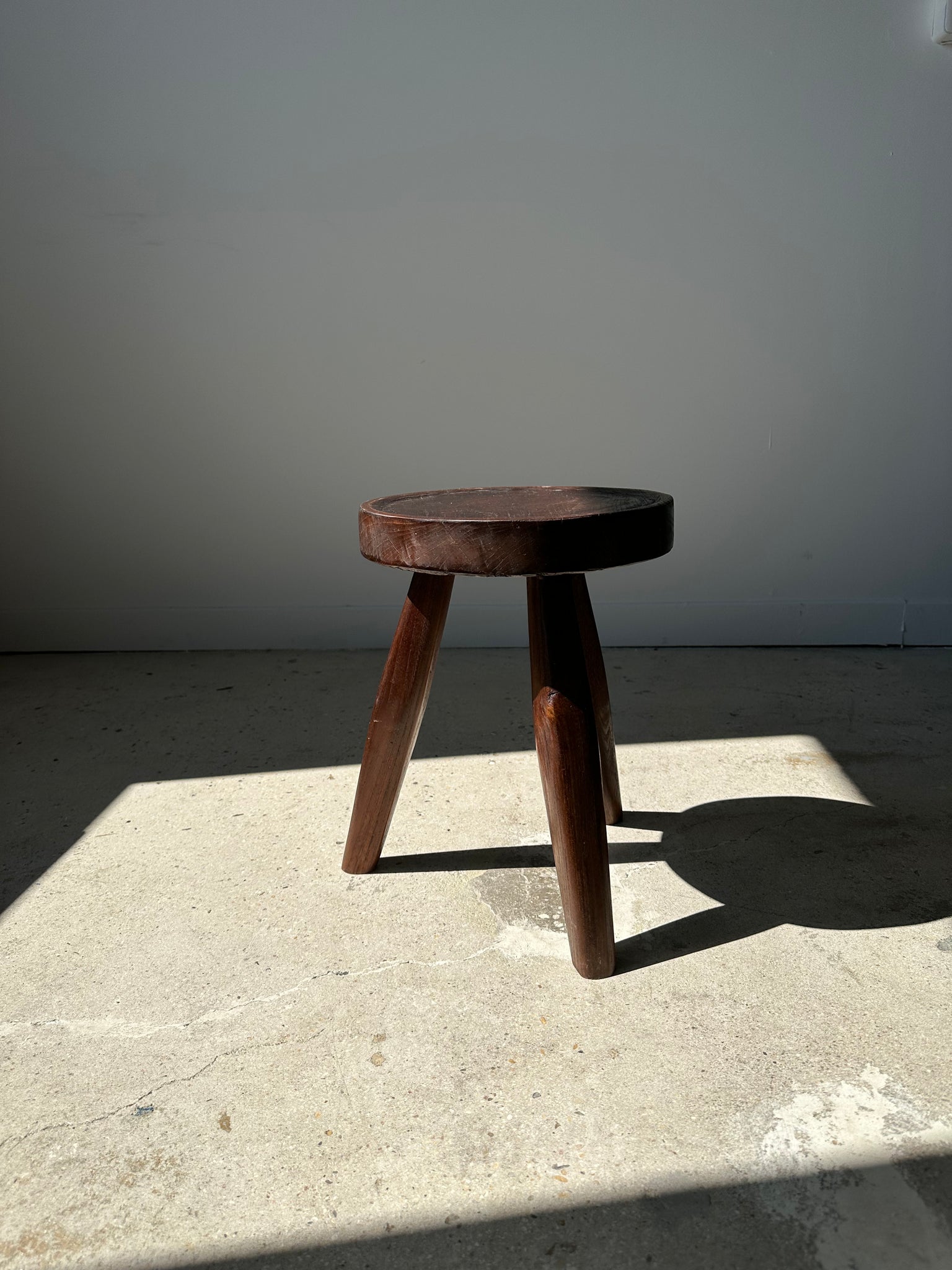 Petit tabouret en bois massif brun assise circulaire creusée H: 40 cm