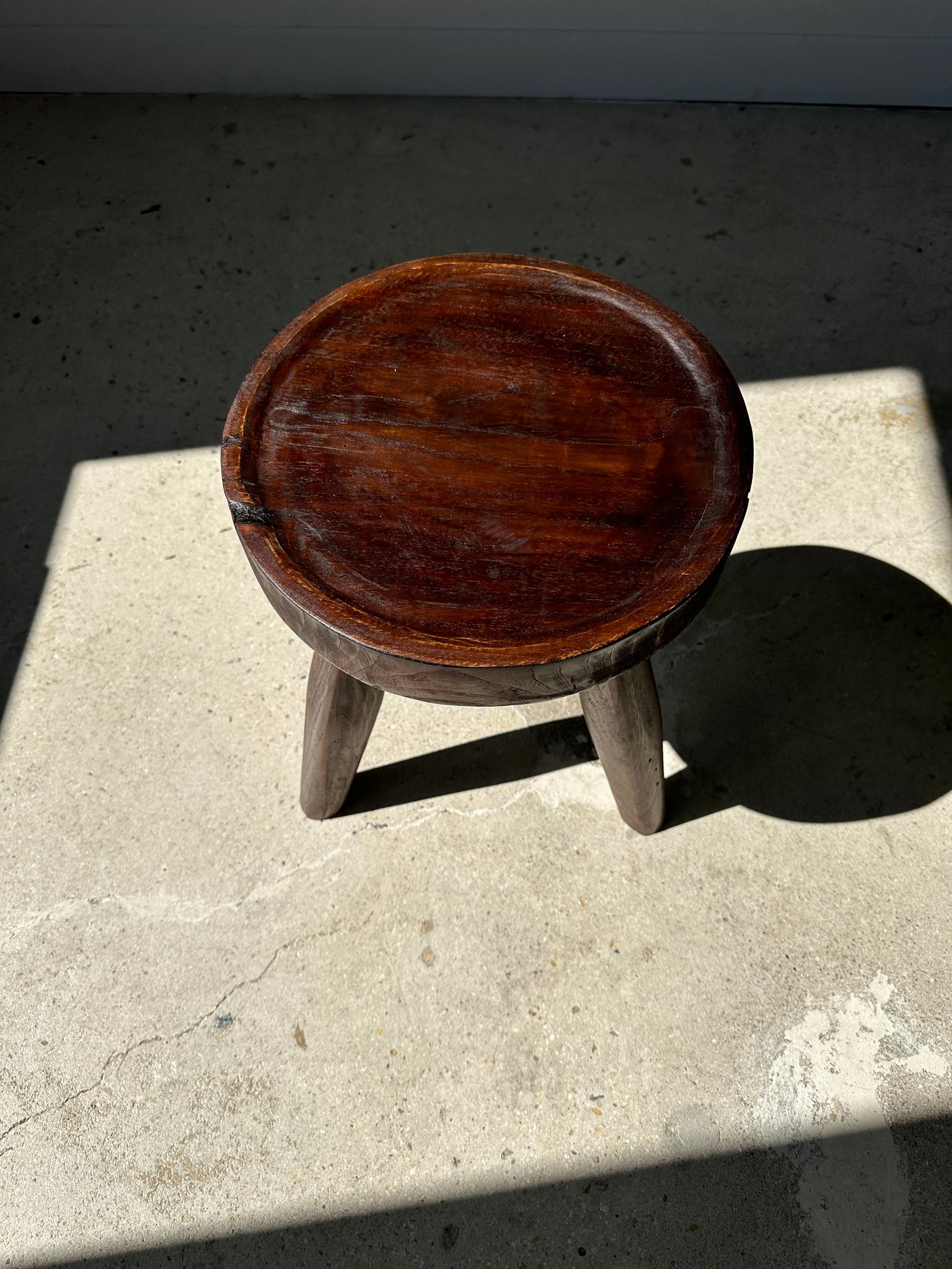 Petit tabouret en bois massif brun assise circulaire creusée H: 40 cm