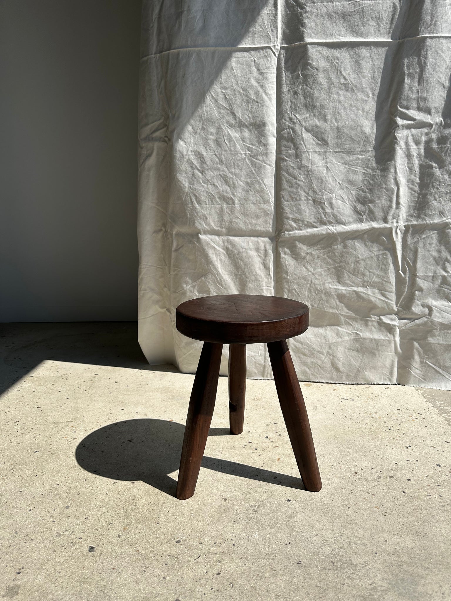 Tabouret tripode en teck upcyclé haut plat - Petit tabouret en bois massif brun assise circulaire plate H:40cm D:30cm