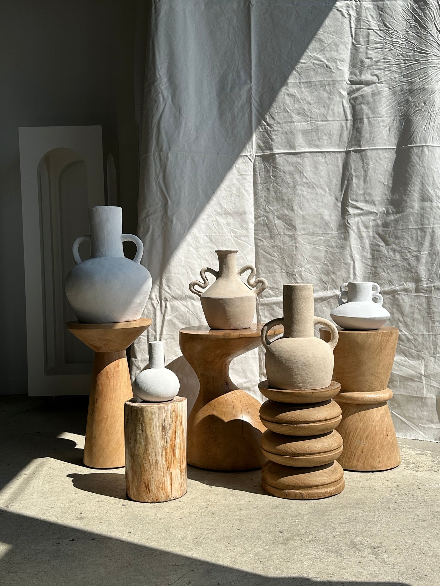 Vase artisanal en terracotta peint en beige à double anses H:32cm D:25cm